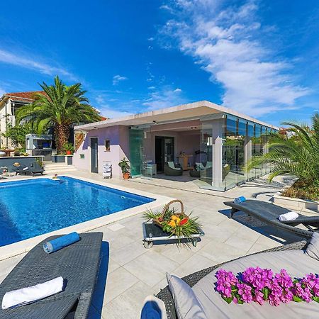 5 Bedroom Cozy Home In Okrug Donji Donji Okrug  Luaran gambar