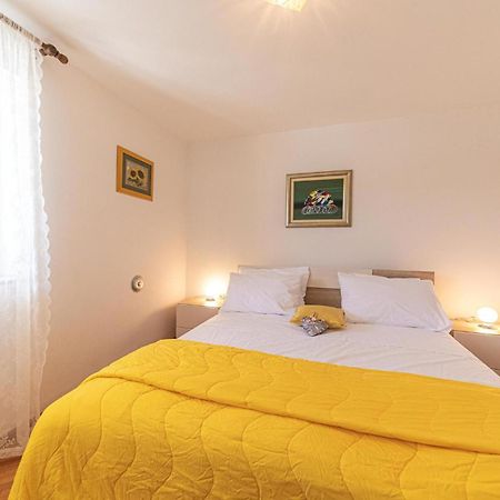5 Bedroom Cozy Home In Okrug Donji Donji Okrug  Luaran gambar