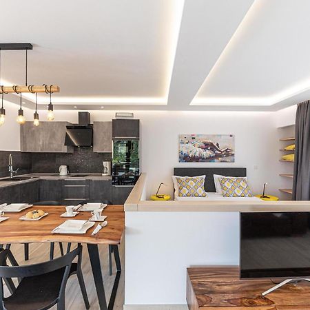 5 Bedroom Cozy Home In Okrug Donji Donji Okrug  Luaran gambar