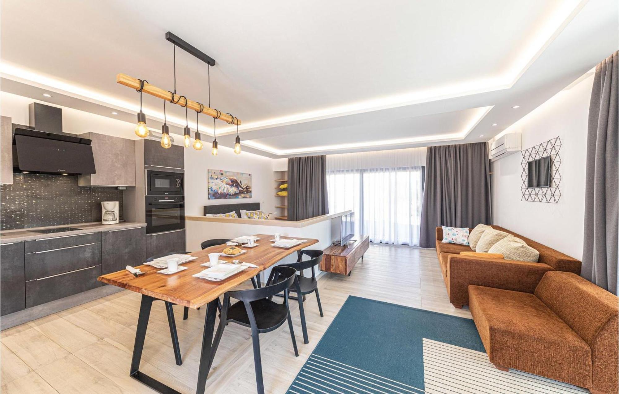 5 Bedroom Cozy Home In Okrug Donji Donji Okrug  Luaran gambar