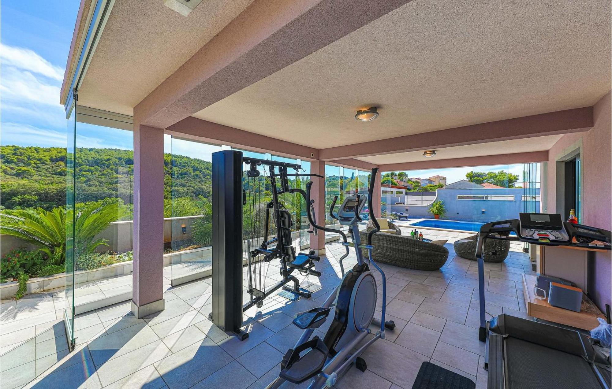 5 Bedroom Cozy Home In Okrug Donji Donji Okrug  Luaran gambar