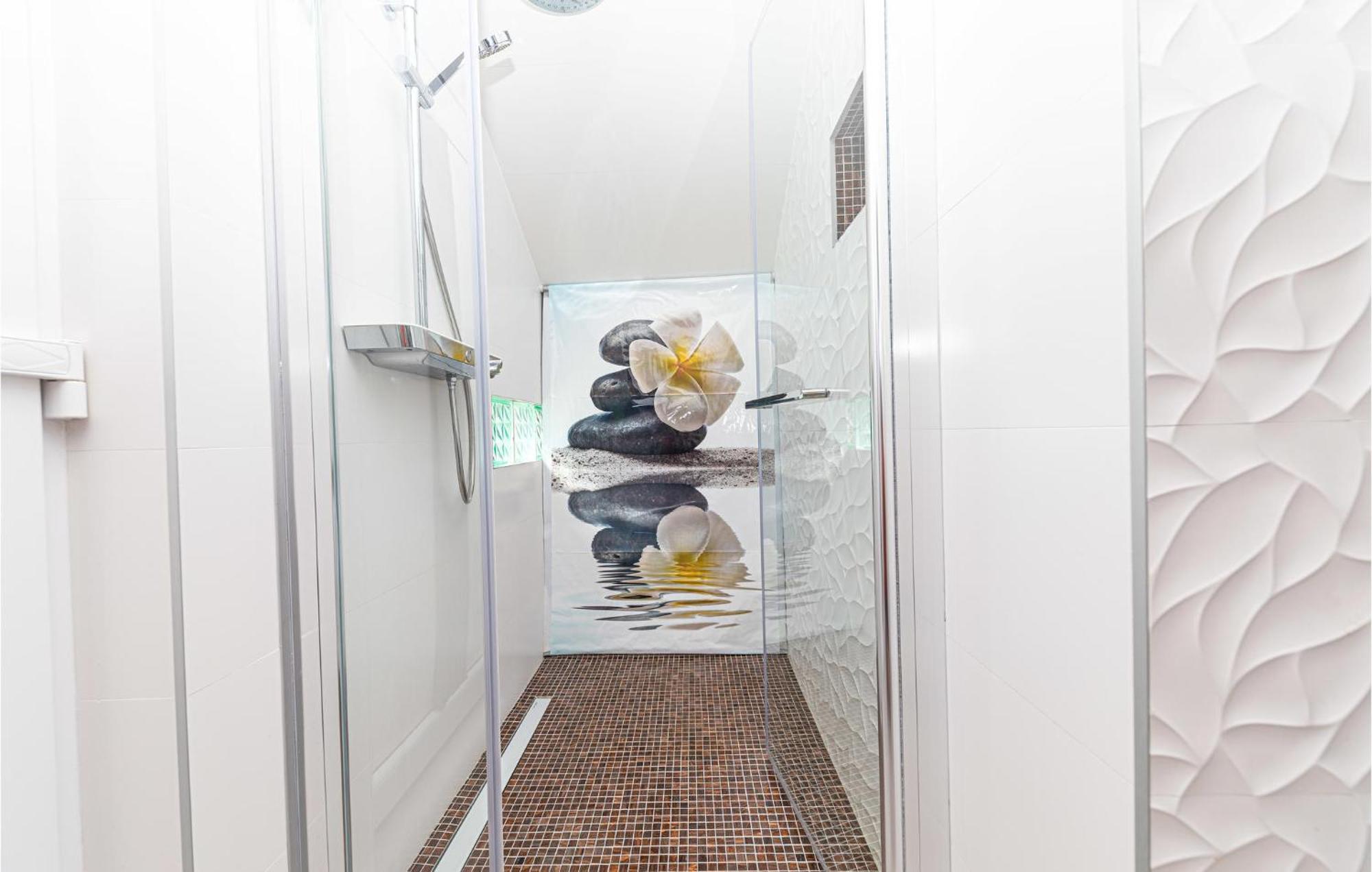 5 Bedroom Cozy Home In Okrug Donji Donji Okrug  Luaran gambar