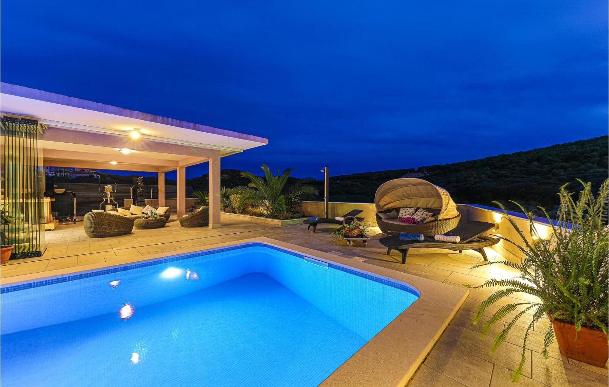5 Bedroom Cozy Home In Okrug Donji Donji Okrug  Luaran gambar