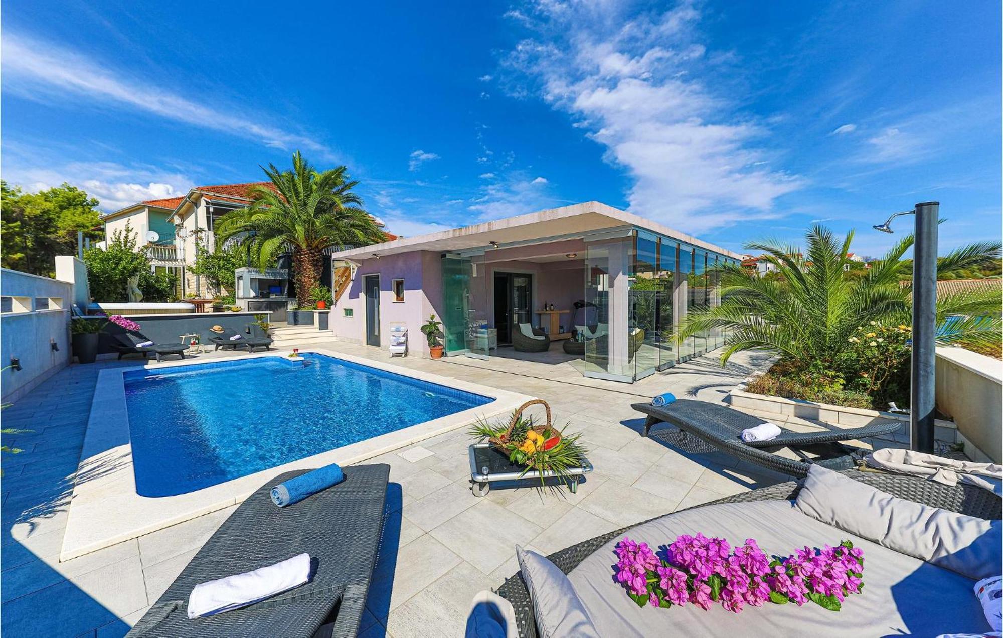 5 Bedroom Cozy Home In Okrug Donji Donji Okrug  Luaran gambar