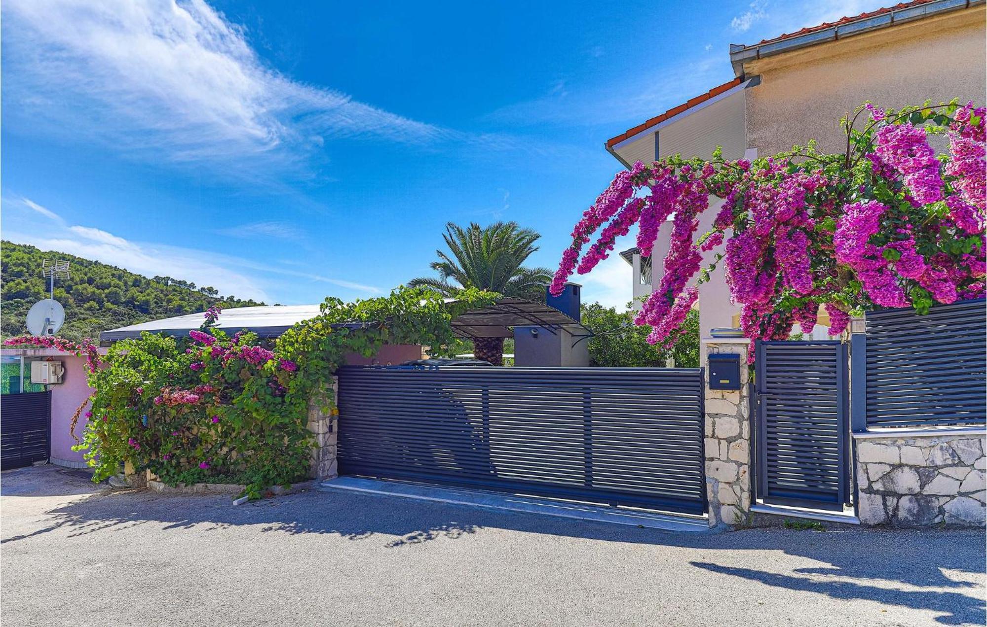 5 Bedroom Cozy Home In Okrug Donji Donji Okrug  Luaran gambar