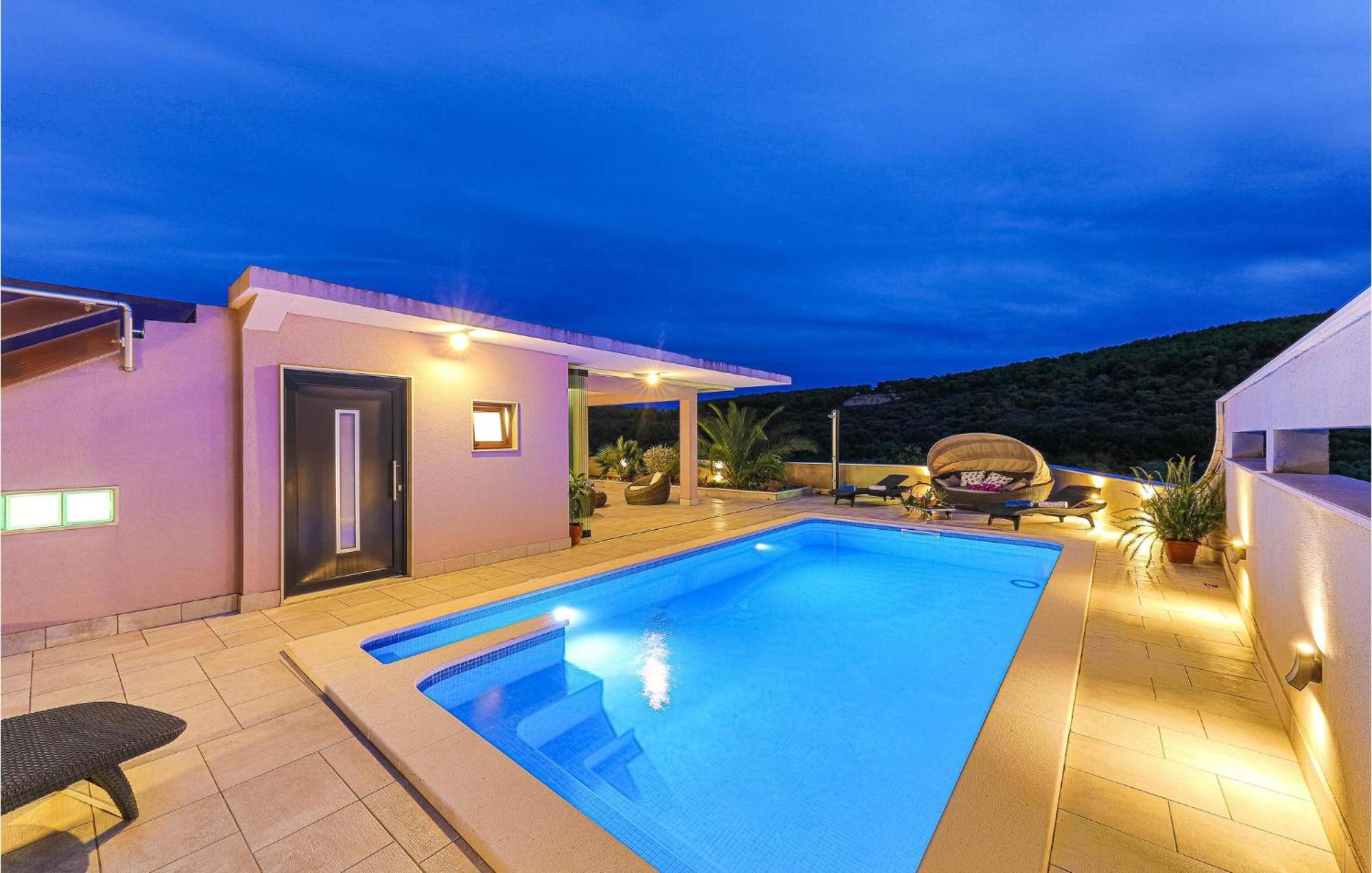5 Bedroom Cozy Home In Okrug Donji Donji Okrug  Luaran gambar