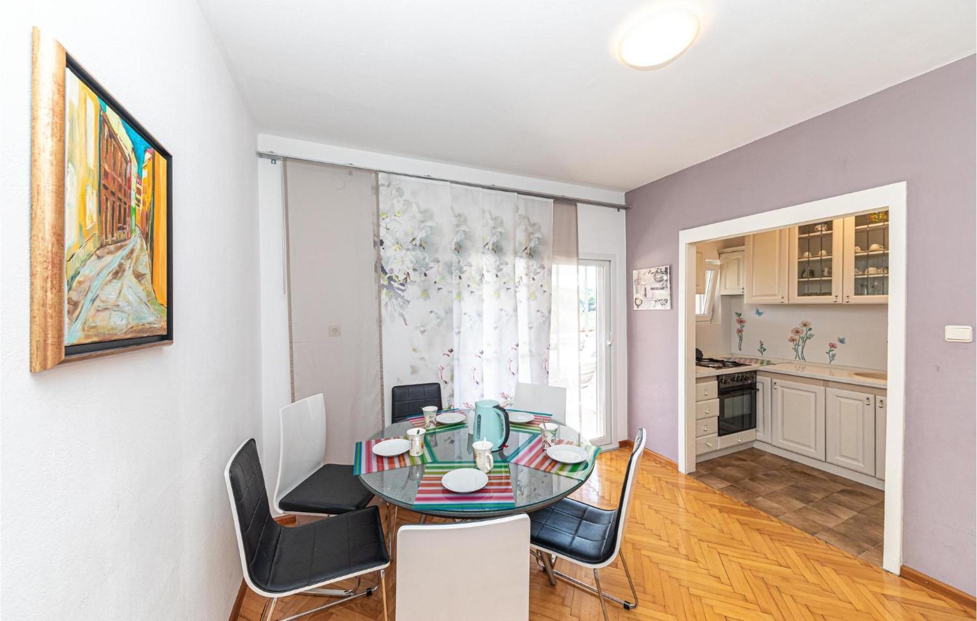 5 Bedroom Cozy Home In Okrug Donji Donji Okrug  Luaran gambar