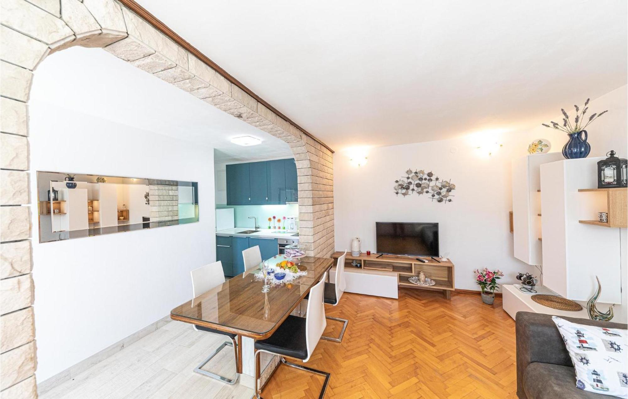 5 Bedroom Cozy Home In Okrug Donji Donji Okrug  Luaran gambar
