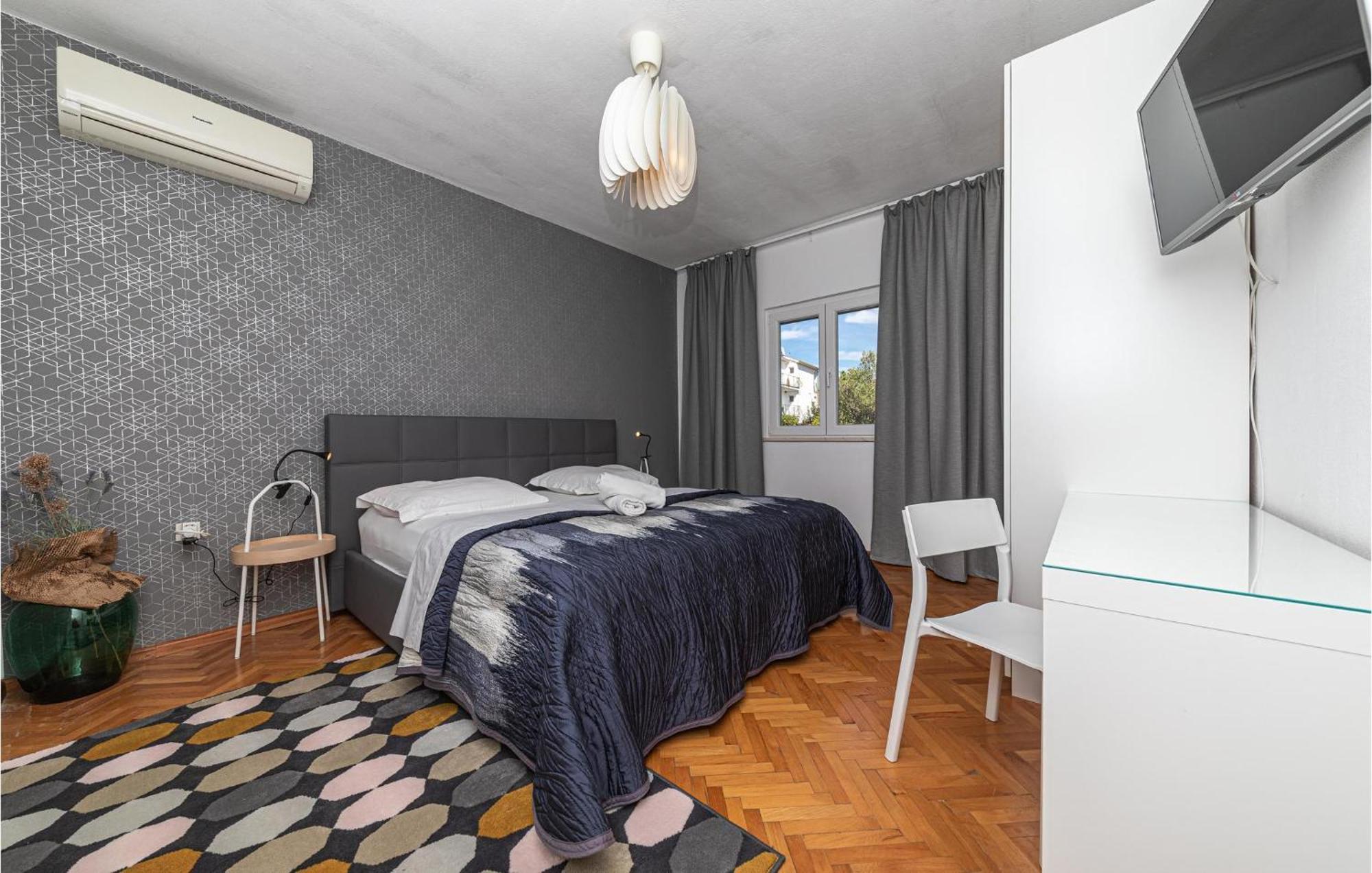 5 Bedroom Cozy Home In Okrug Donji Donji Okrug  Luaran gambar