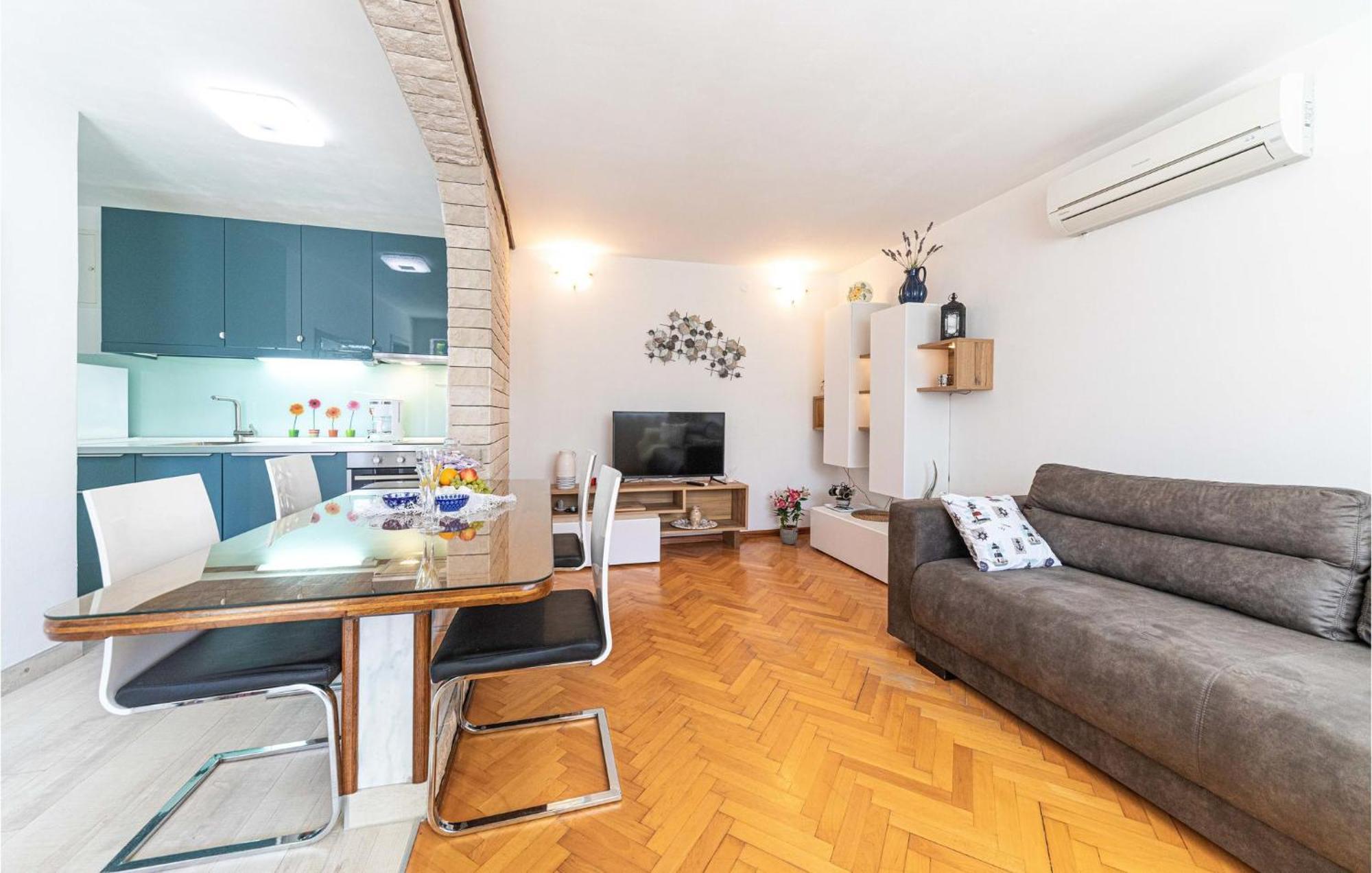 5 Bedroom Cozy Home In Okrug Donji Donji Okrug  Luaran gambar