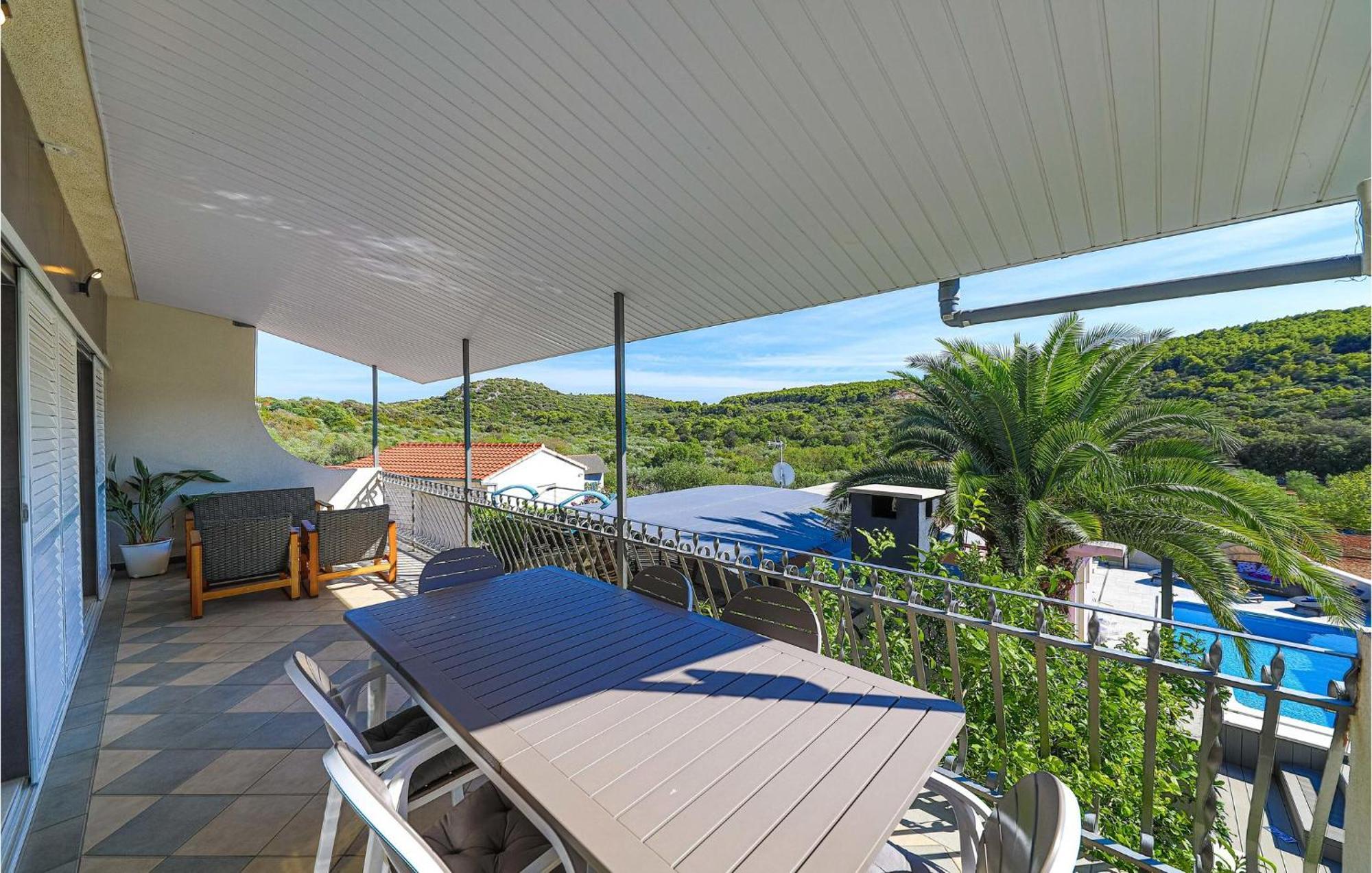 5 Bedroom Cozy Home In Okrug Donji Donji Okrug  Luaran gambar