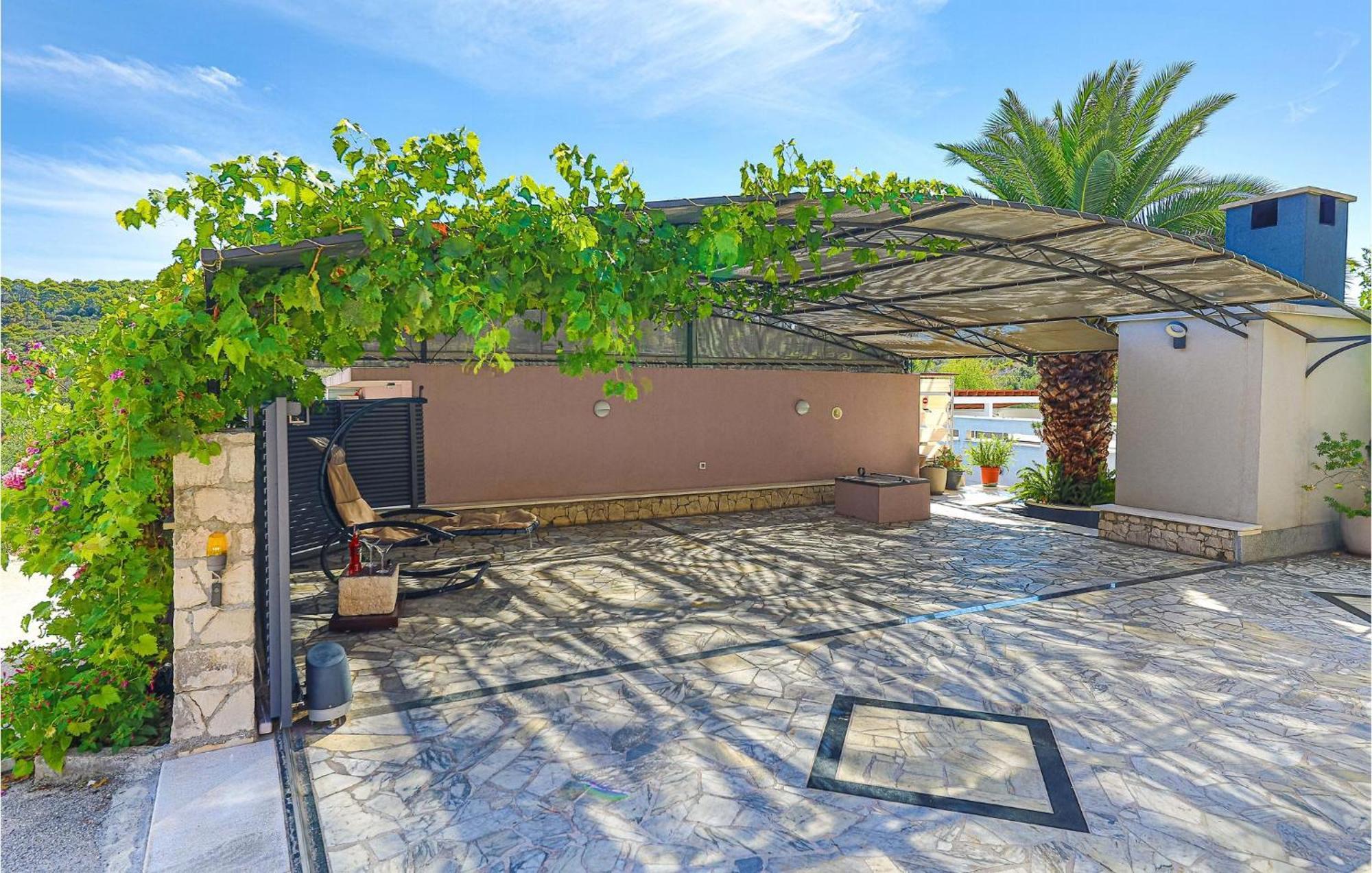 5 Bedroom Cozy Home In Okrug Donji Donji Okrug  Luaran gambar