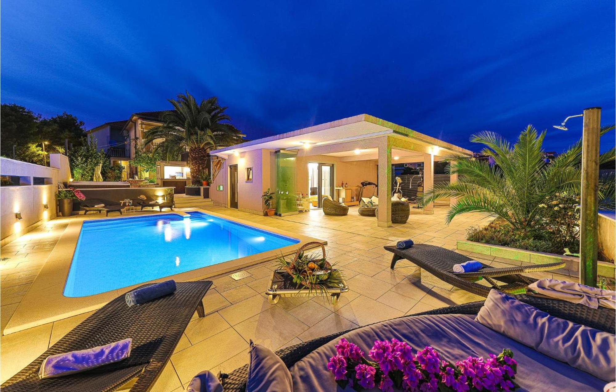 5 Bedroom Cozy Home In Okrug Donji Donji Okrug  Luaran gambar