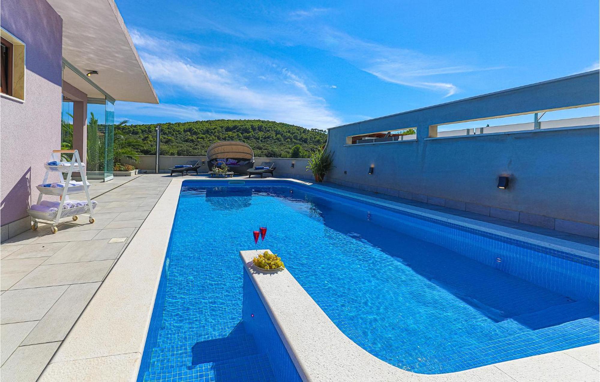 5 Bedroom Cozy Home In Okrug Donji Donji Okrug  Luaran gambar