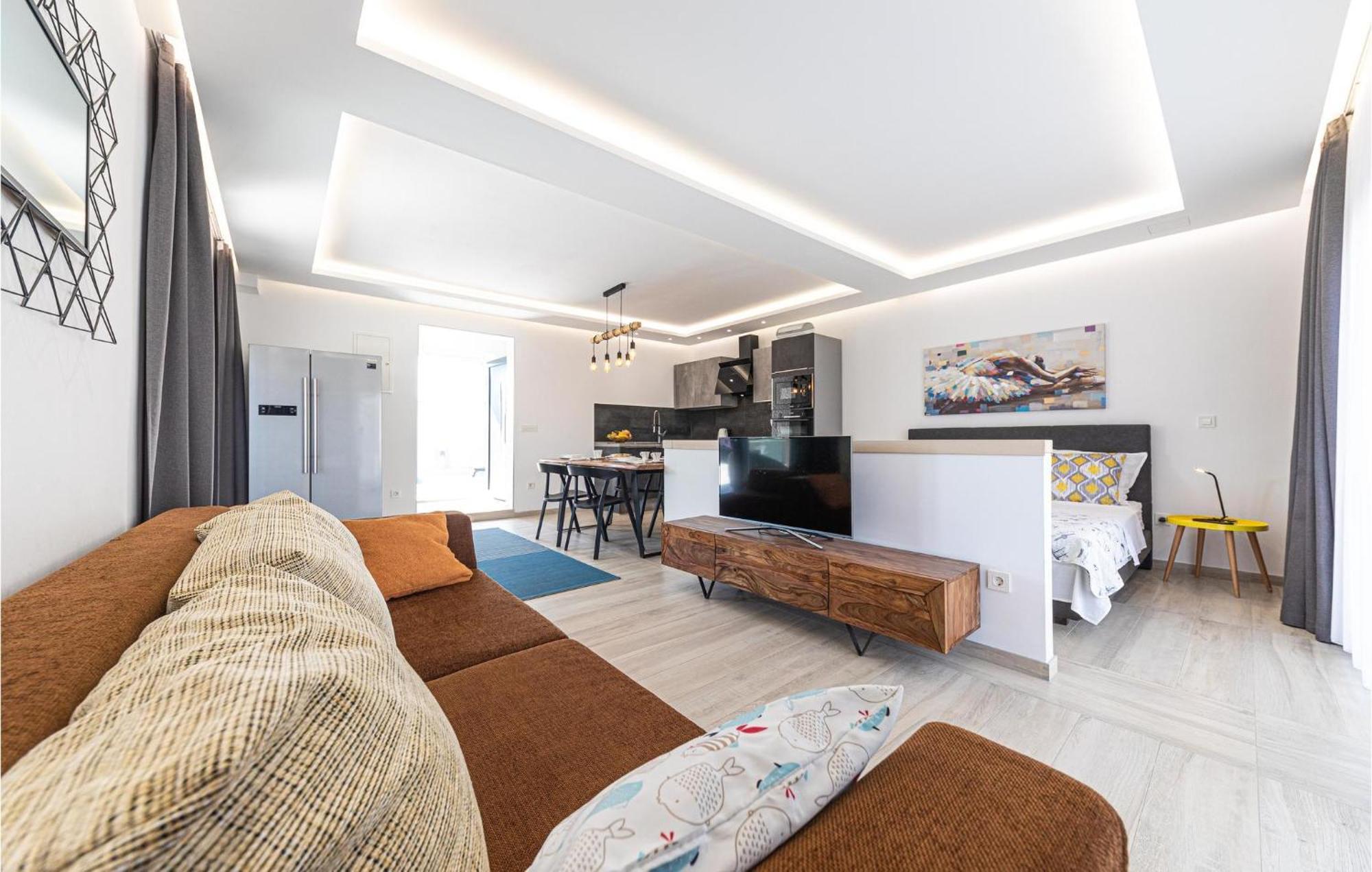 5 Bedroom Cozy Home In Okrug Donji Donji Okrug  Luaran gambar