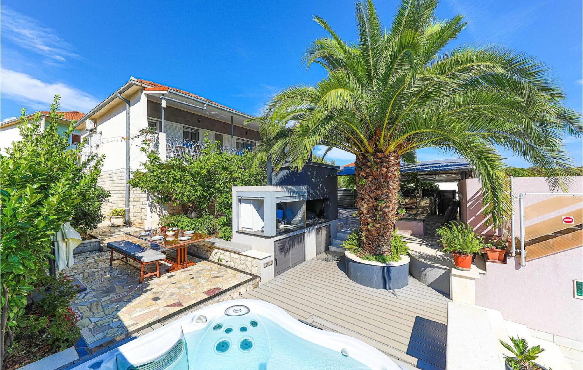 5 Bedroom Cozy Home In Okrug Donji Donji Okrug  Luaran gambar