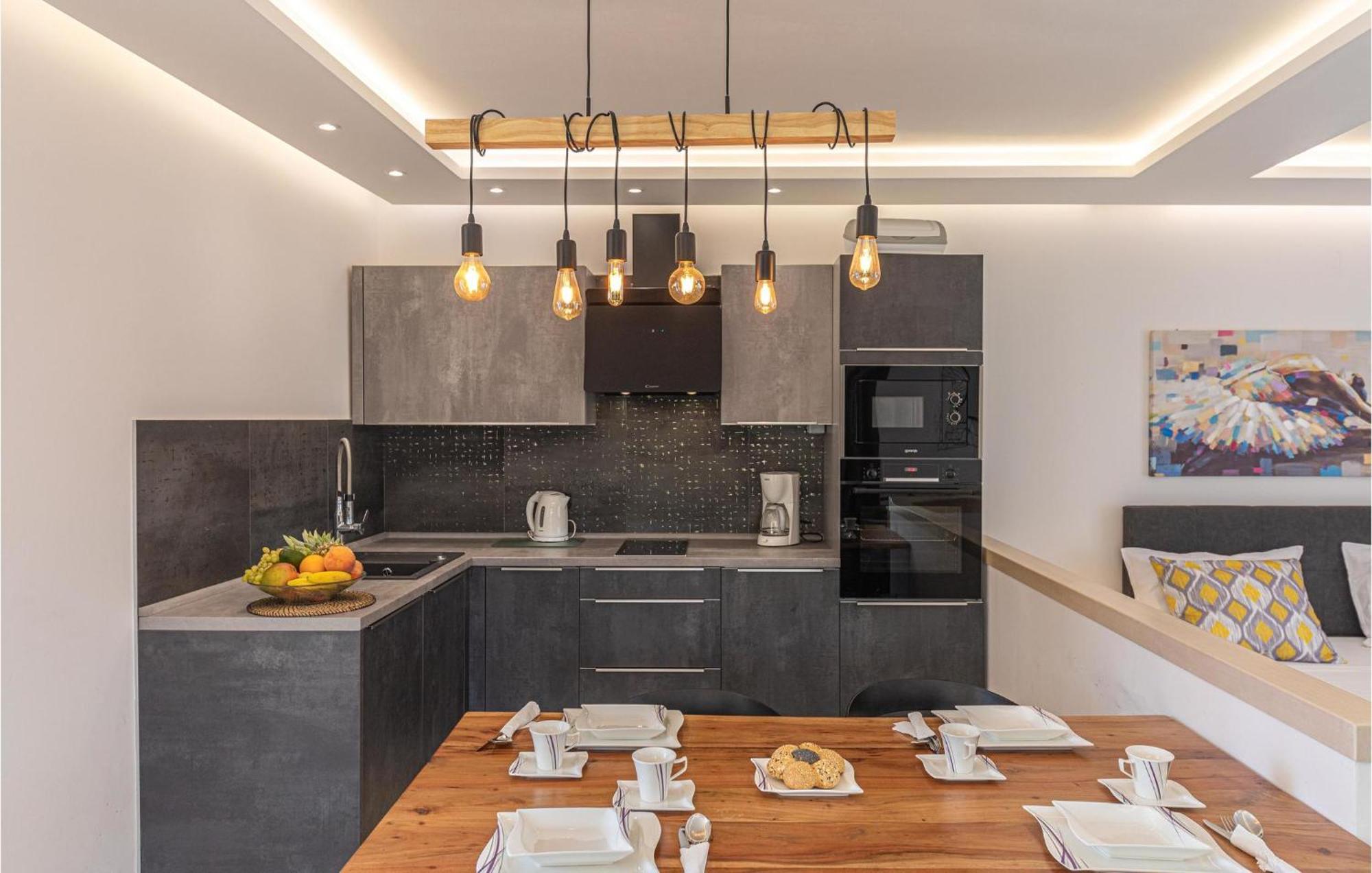 5 Bedroom Cozy Home In Okrug Donji Donji Okrug  Luaran gambar