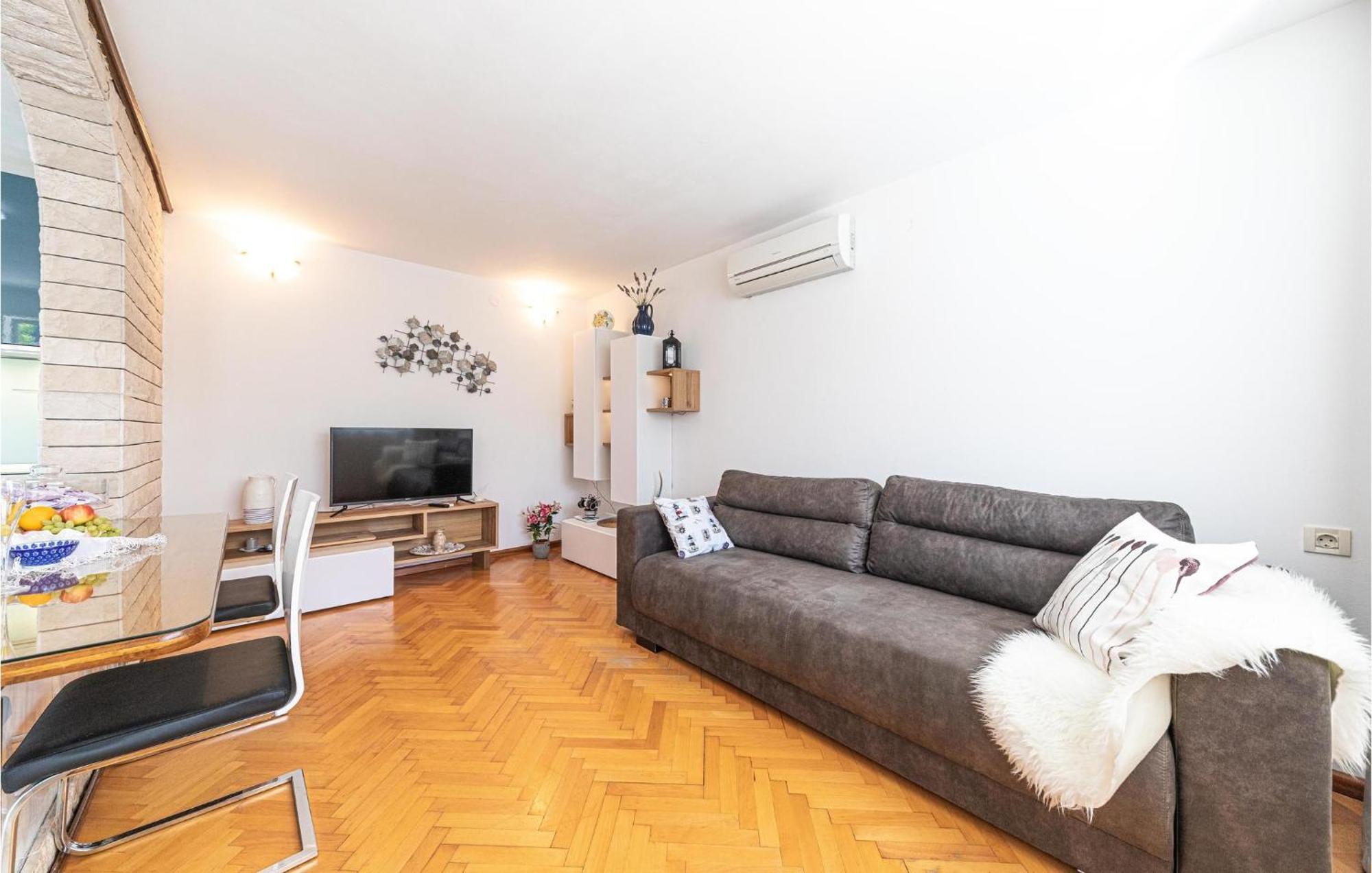 5 Bedroom Cozy Home In Okrug Donji Donji Okrug  Luaran gambar