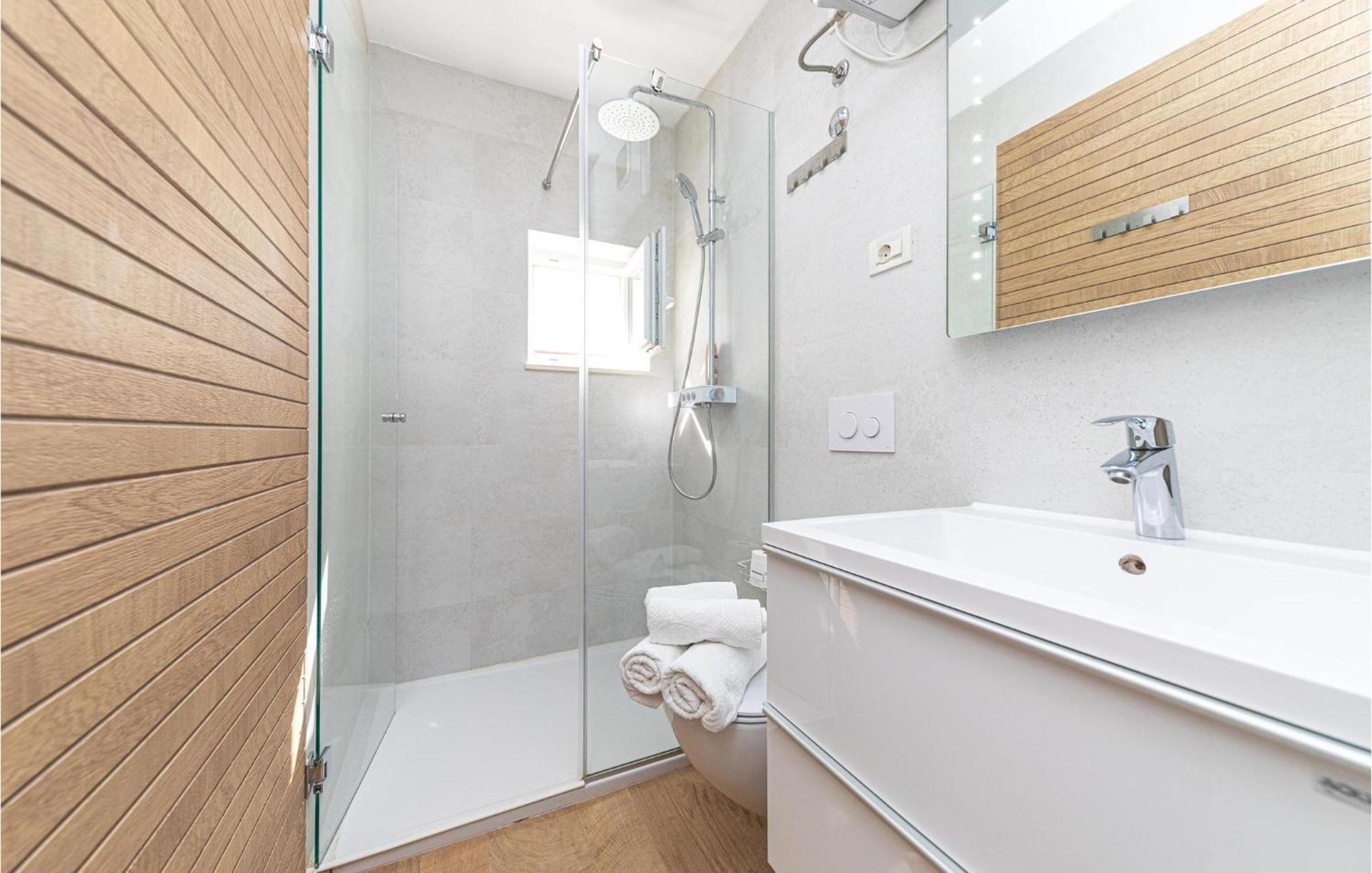5 Bedroom Cozy Home In Okrug Donji Donji Okrug  Luaran gambar
