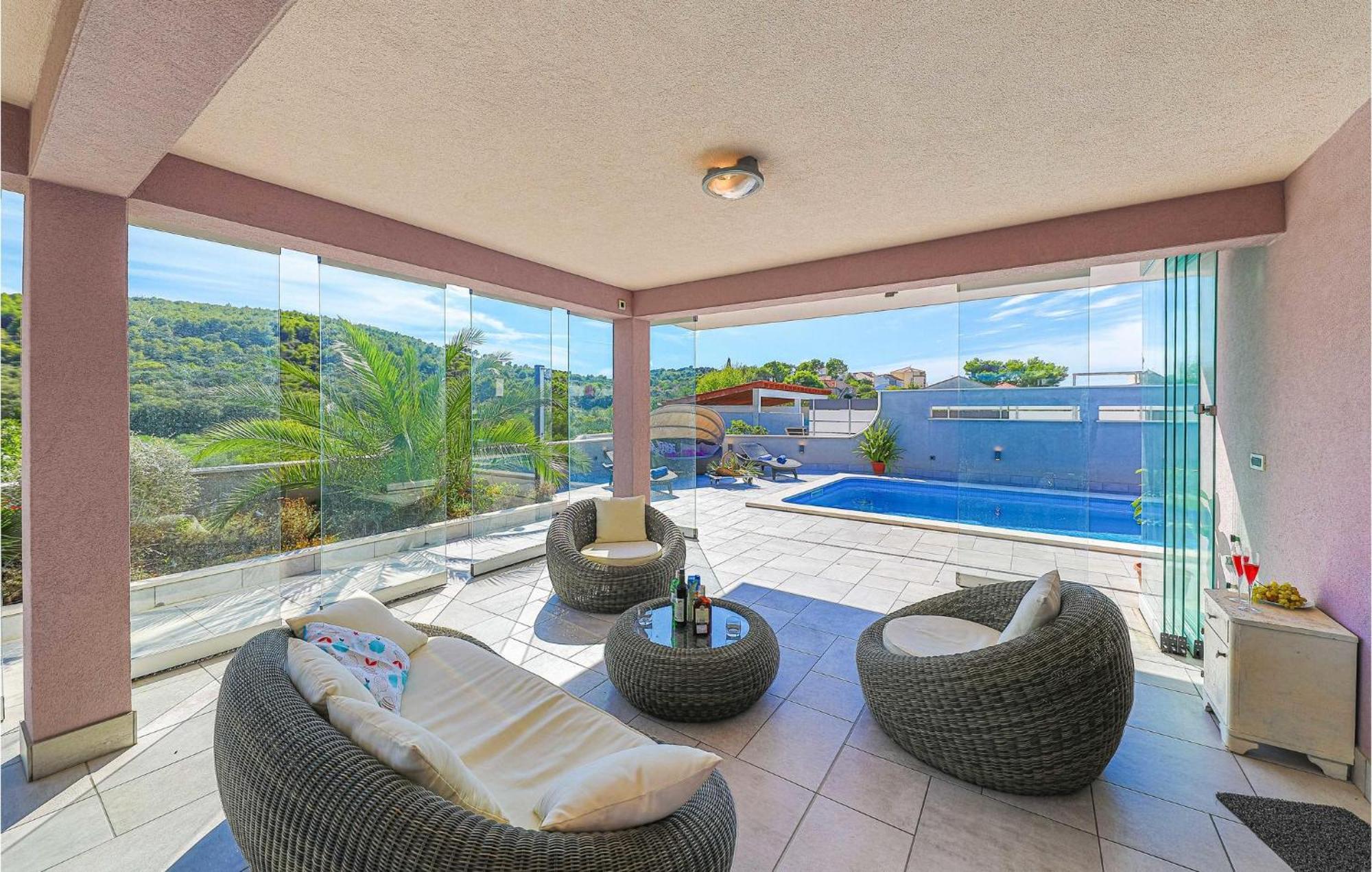 5 Bedroom Cozy Home In Okrug Donji Donji Okrug  Luaran gambar