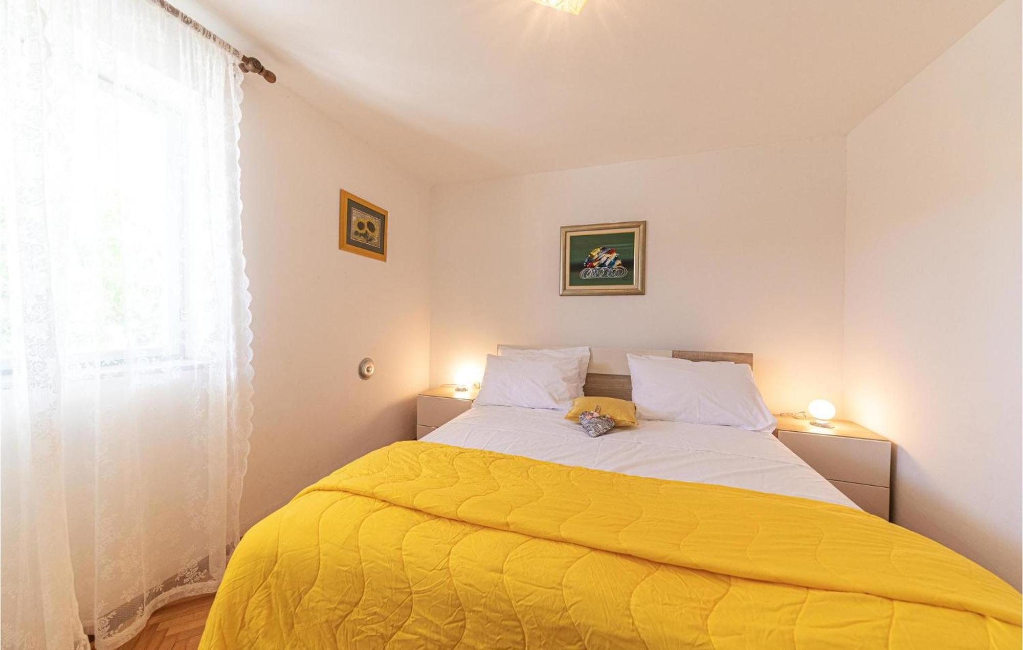 5 Bedroom Cozy Home In Okrug Donji Donji Okrug  Luaran gambar