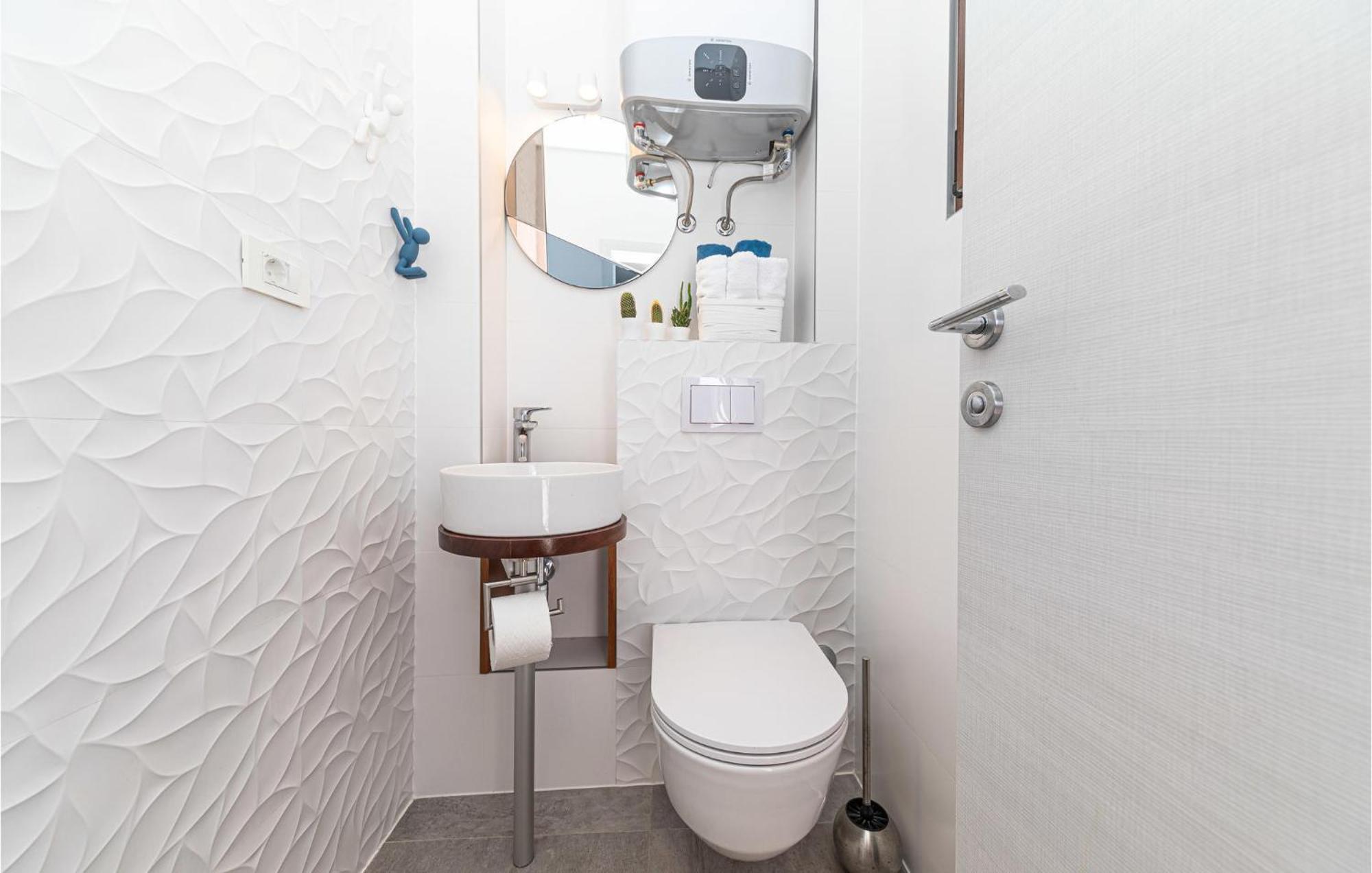 5 Bedroom Cozy Home In Okrug Donji Donji Okrug  Luaran gambar
