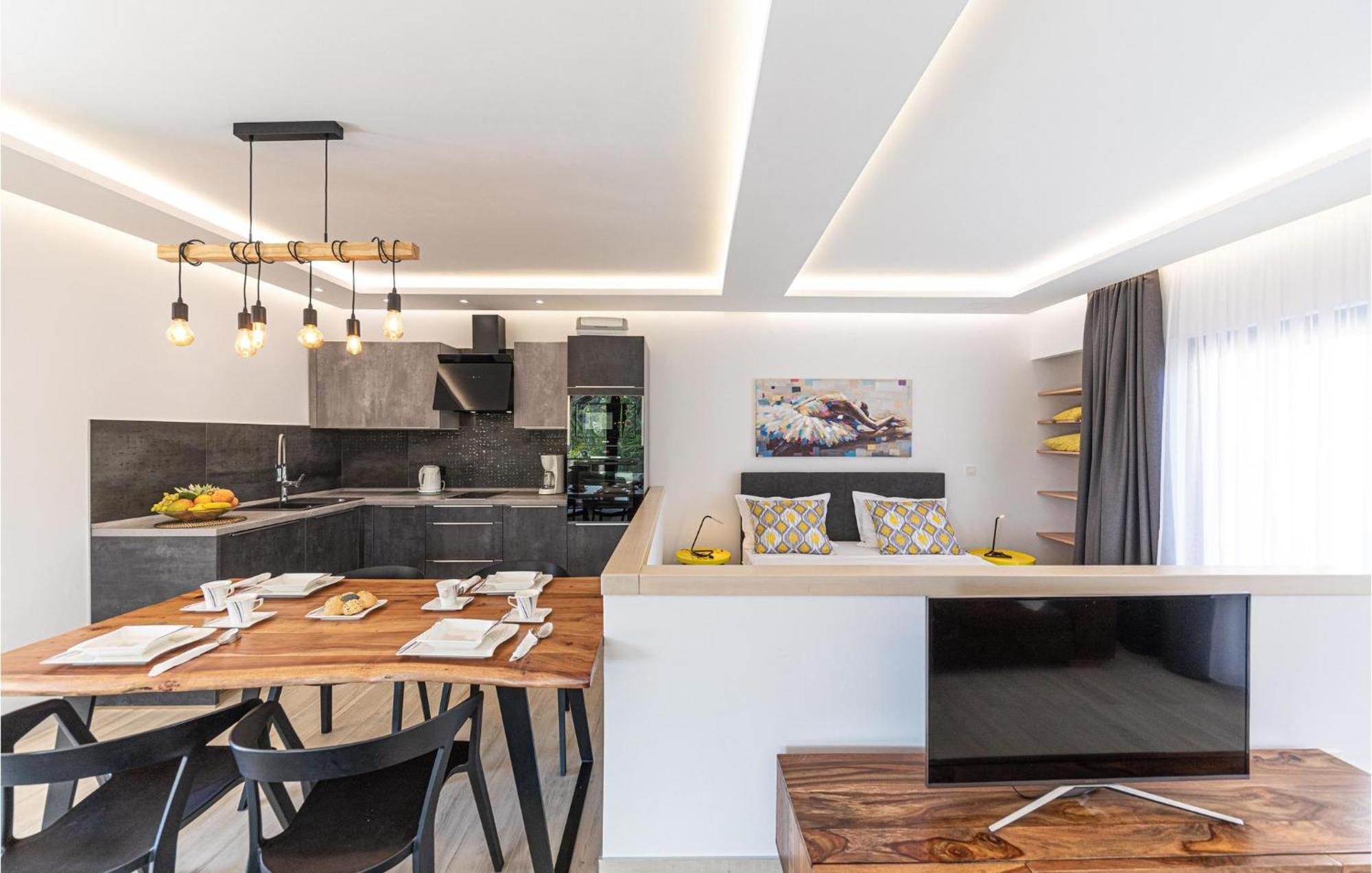 5 Bedroom Cozy Home In Okrug Donji Donji Okrug  Luaran gambar
