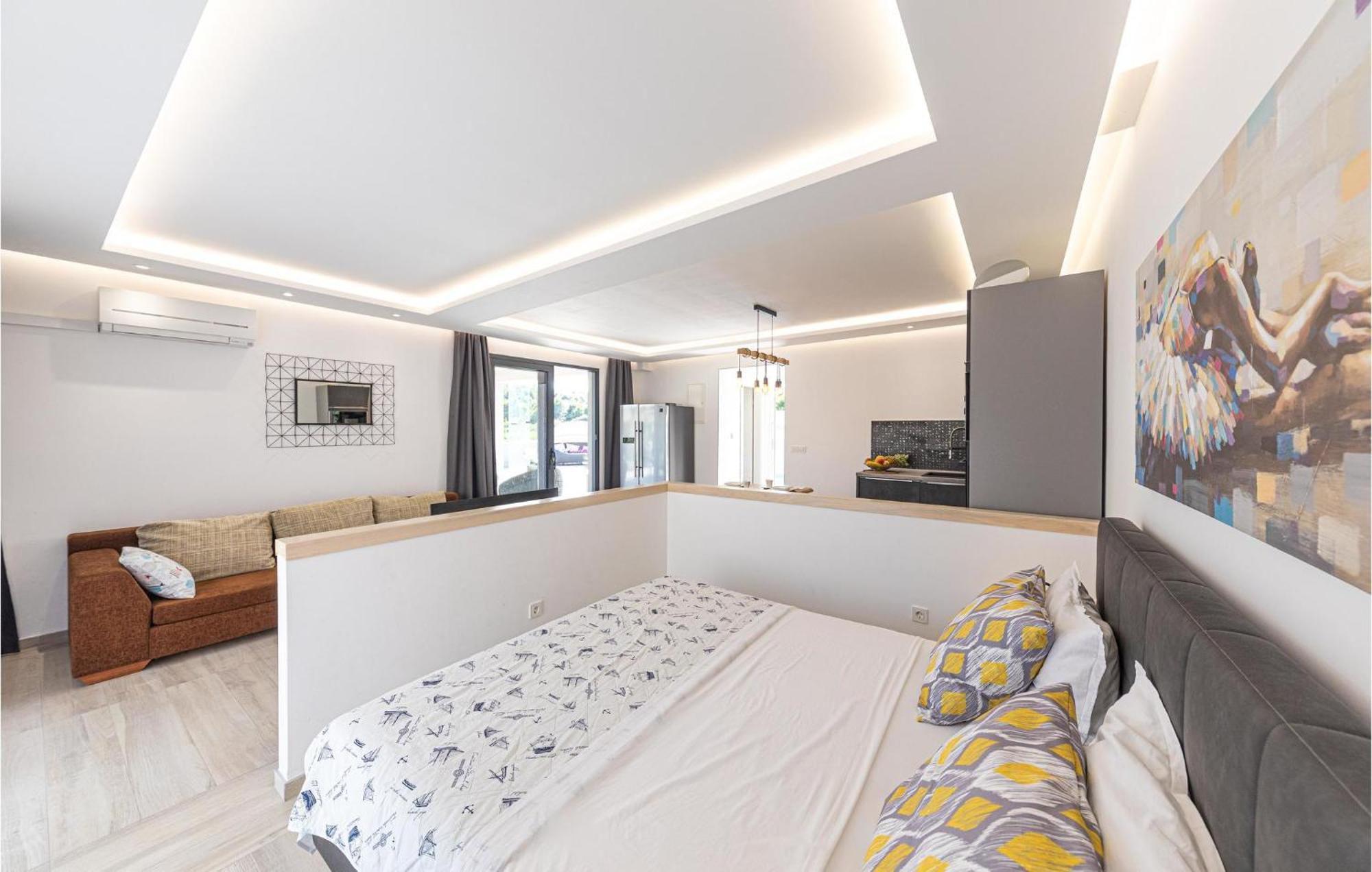 5 Bedroom Cozy Home In Okrug Donji Donji Okrug  Luaran gambar