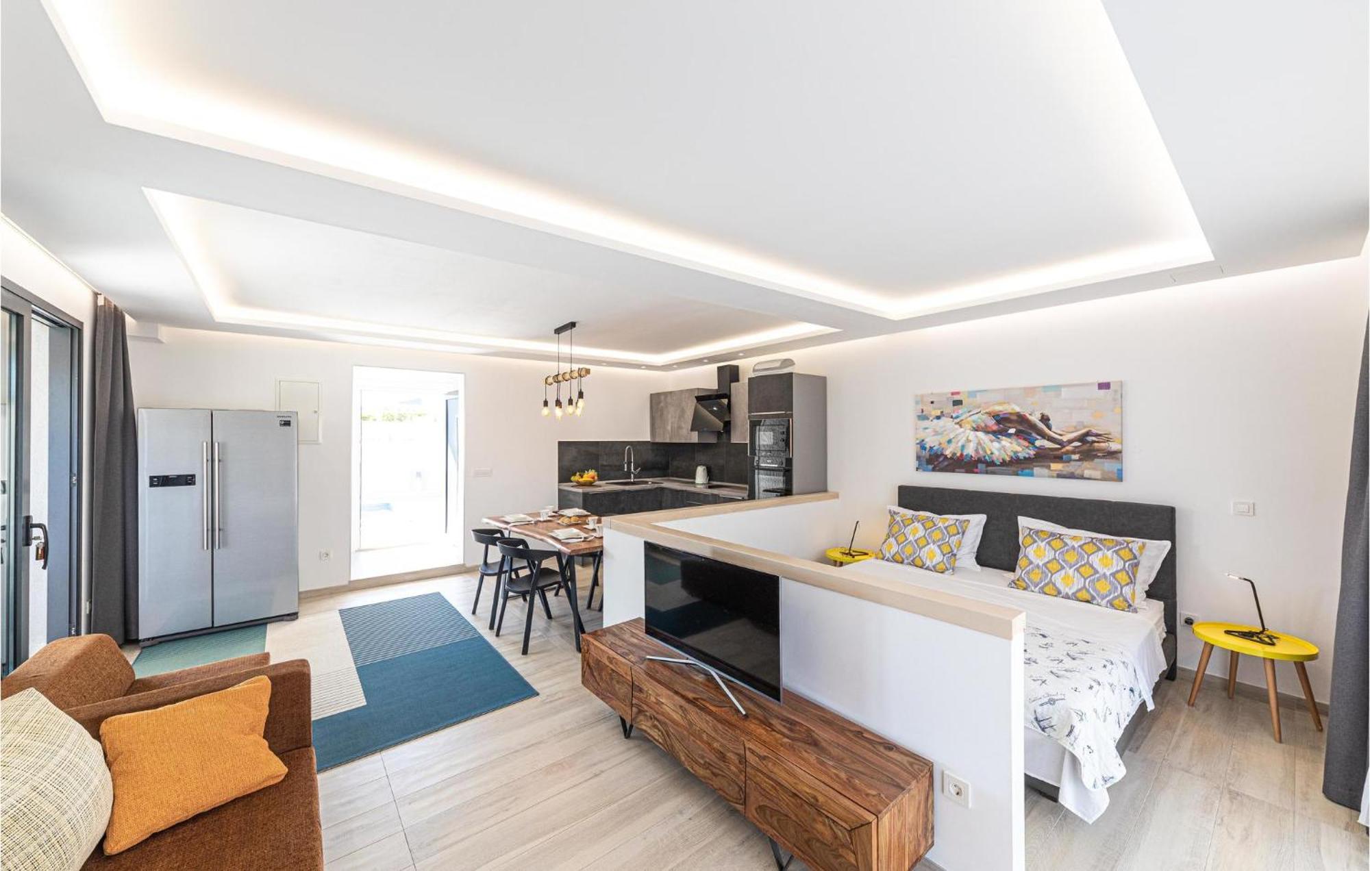 5 Bedroom Cozy Home In Okrug Donji Donji Okrug  Luaran gambar
