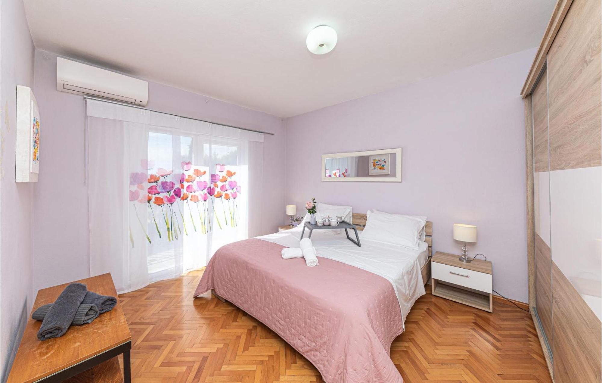 5 Bedroom Cozy Home In Okrug Donji Donji Okrug  Luaran gambar