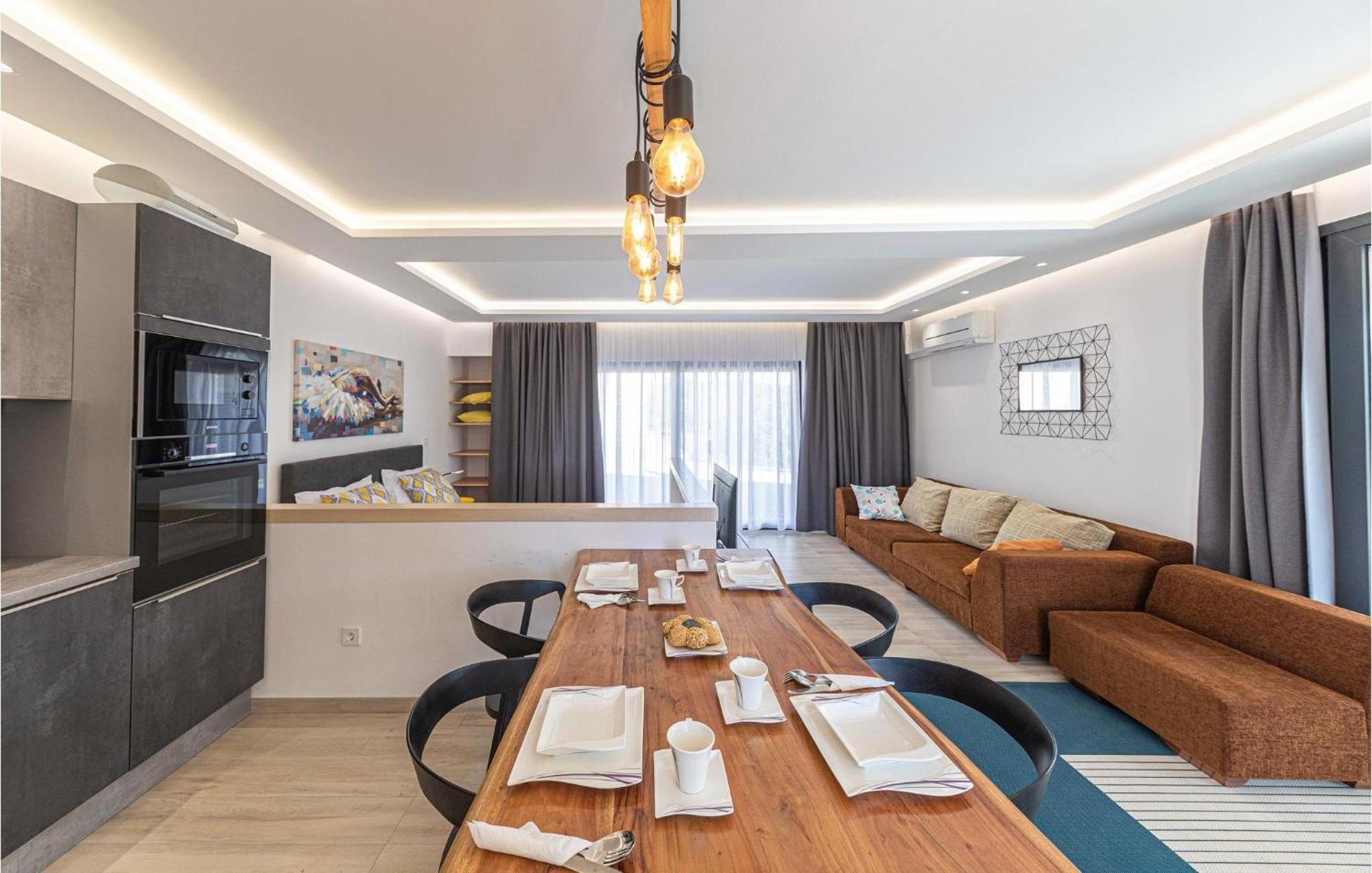 5 Bedroom Cozy Home In Okrug Donji Donji Okrug  Luaran gambar