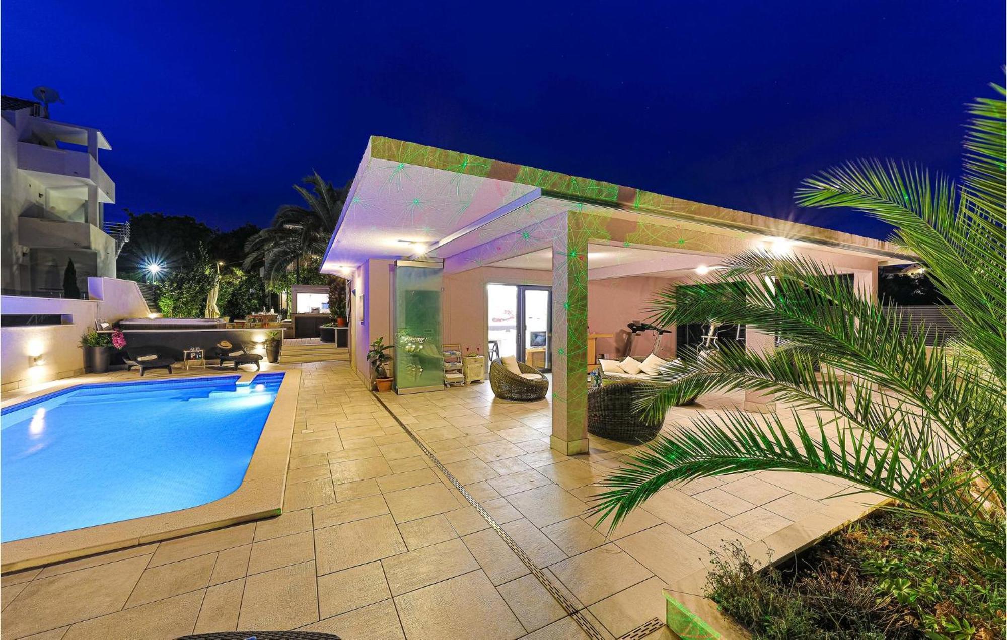 5 Bedroom Cozy Home In Okrug Donji Donji Okrug  Luaran gambar
