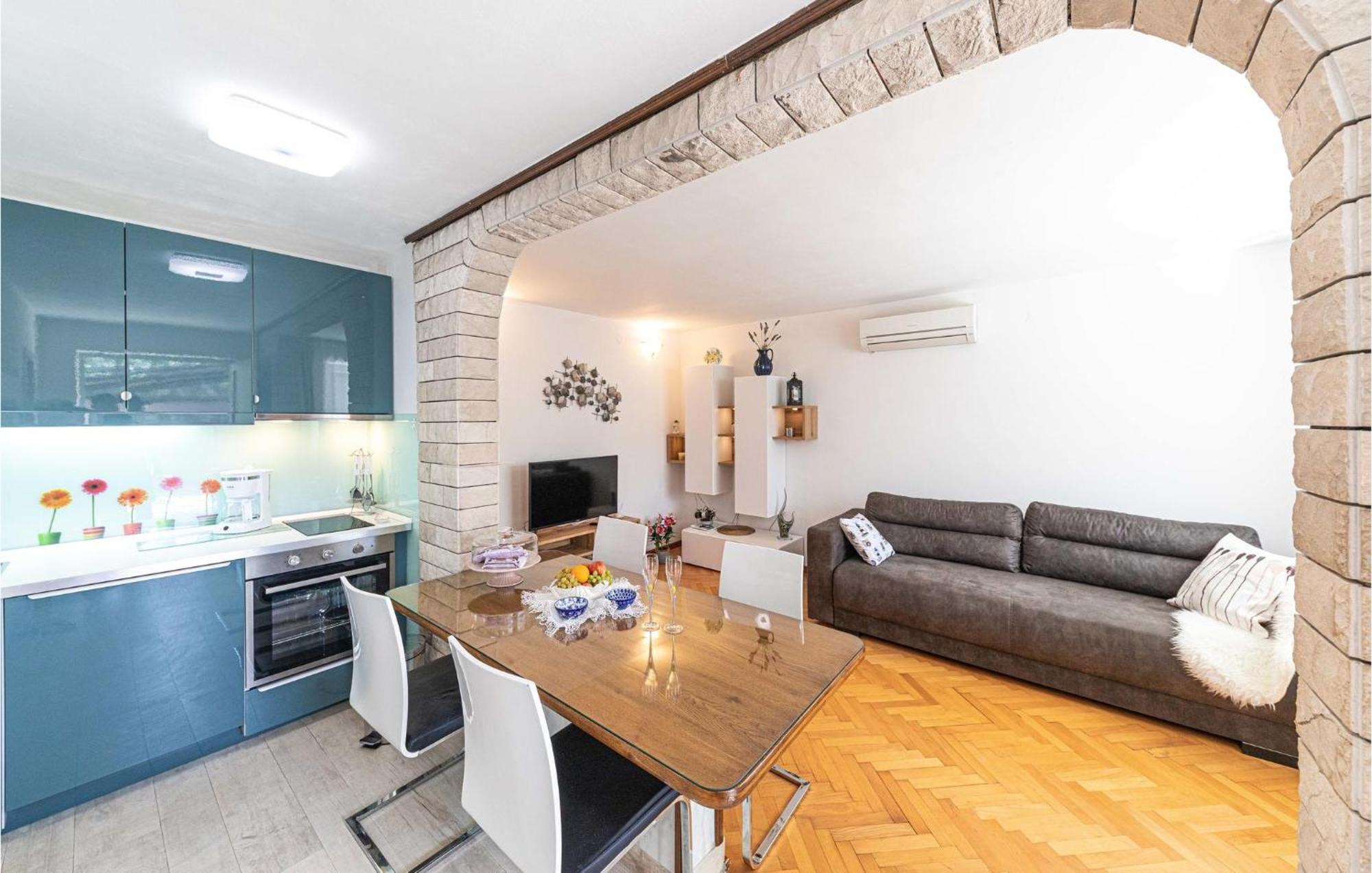 5 Bedroom Cozy Home In Okrug Donji Donji Okrug  Luaran gambar