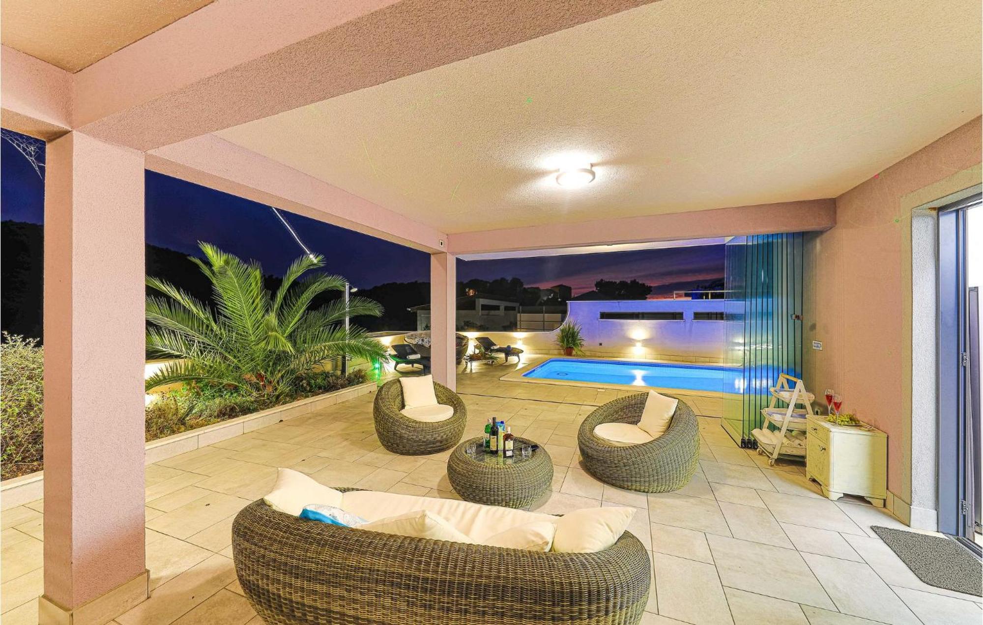 5 Bedroom Cozy Home In Okrug Donji Donji Okrug  Luaran gambar