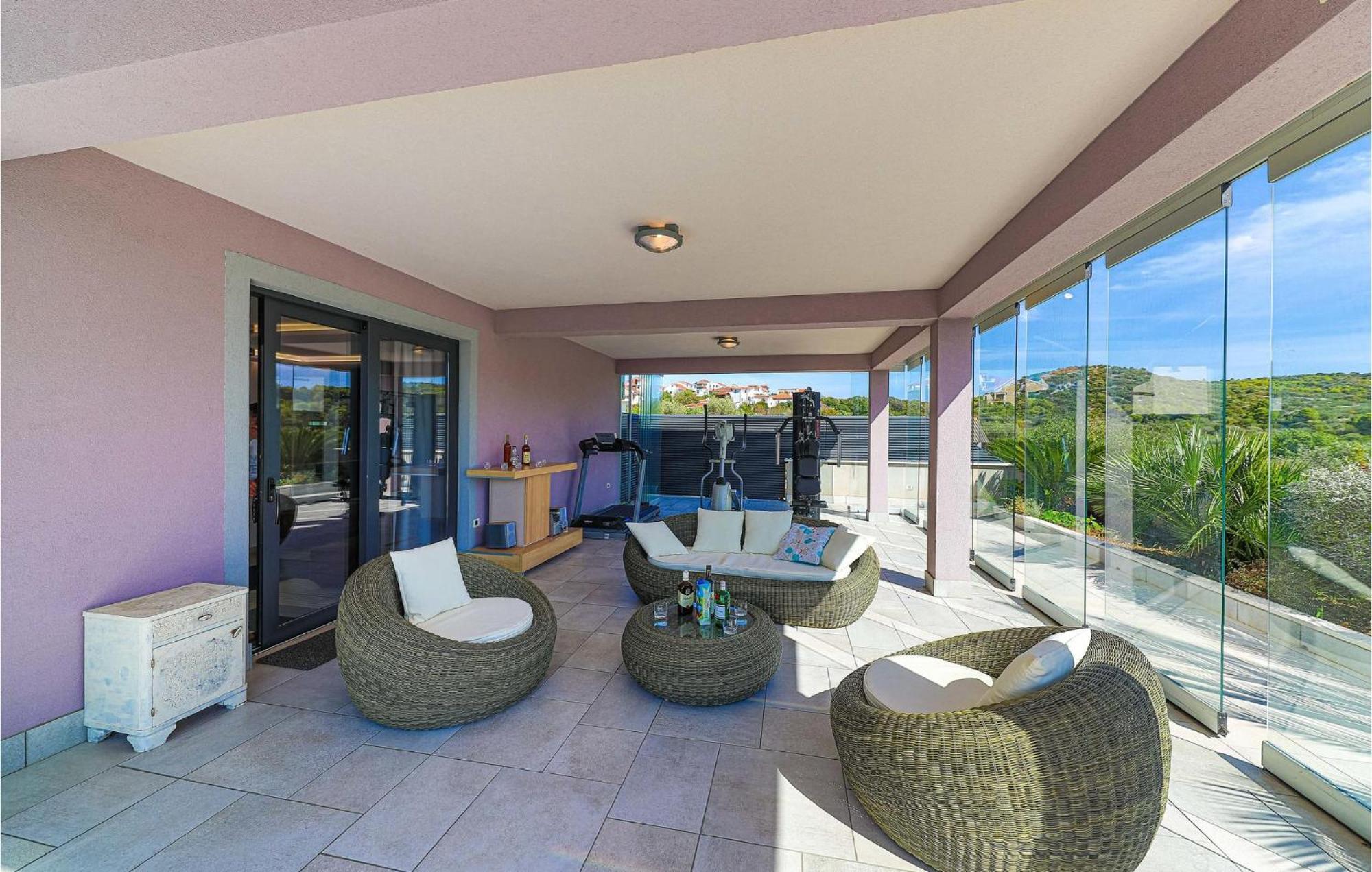 5 Bedroom Cozy Home In Okrug Donji Donji Okrug  Luaran gambar