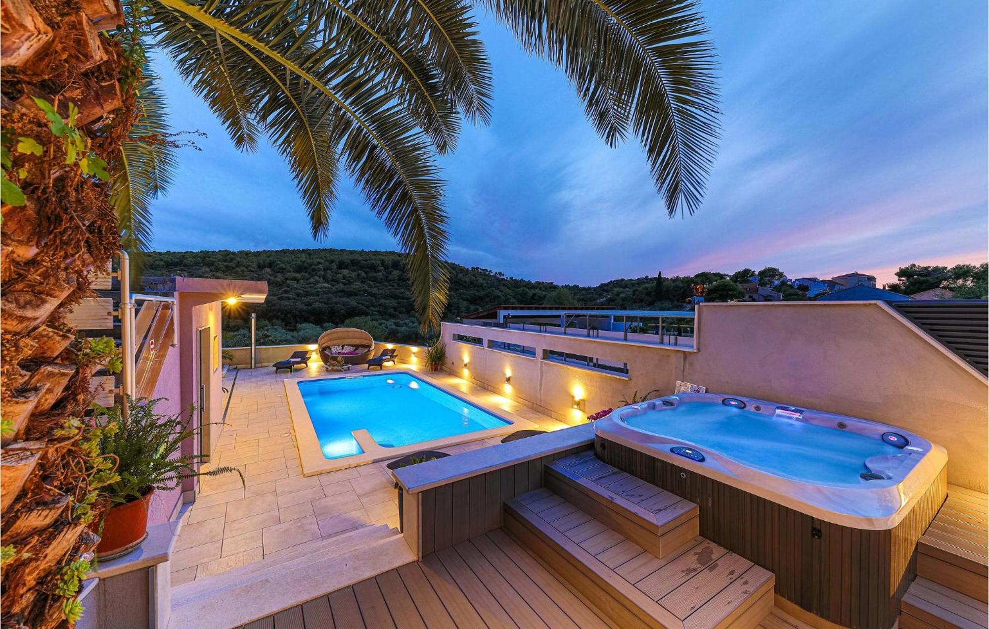 5 Bedroom Cozy Home In Okrug Donji Donji Okrug  Luaran gambar