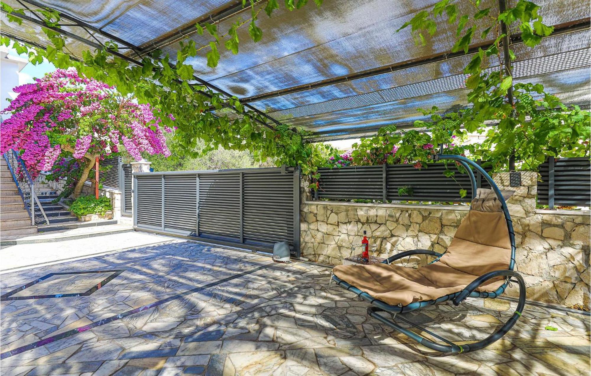 5 Bedroom Cozy Home In Okrug Donji Donji Okrug  Luaran gambar