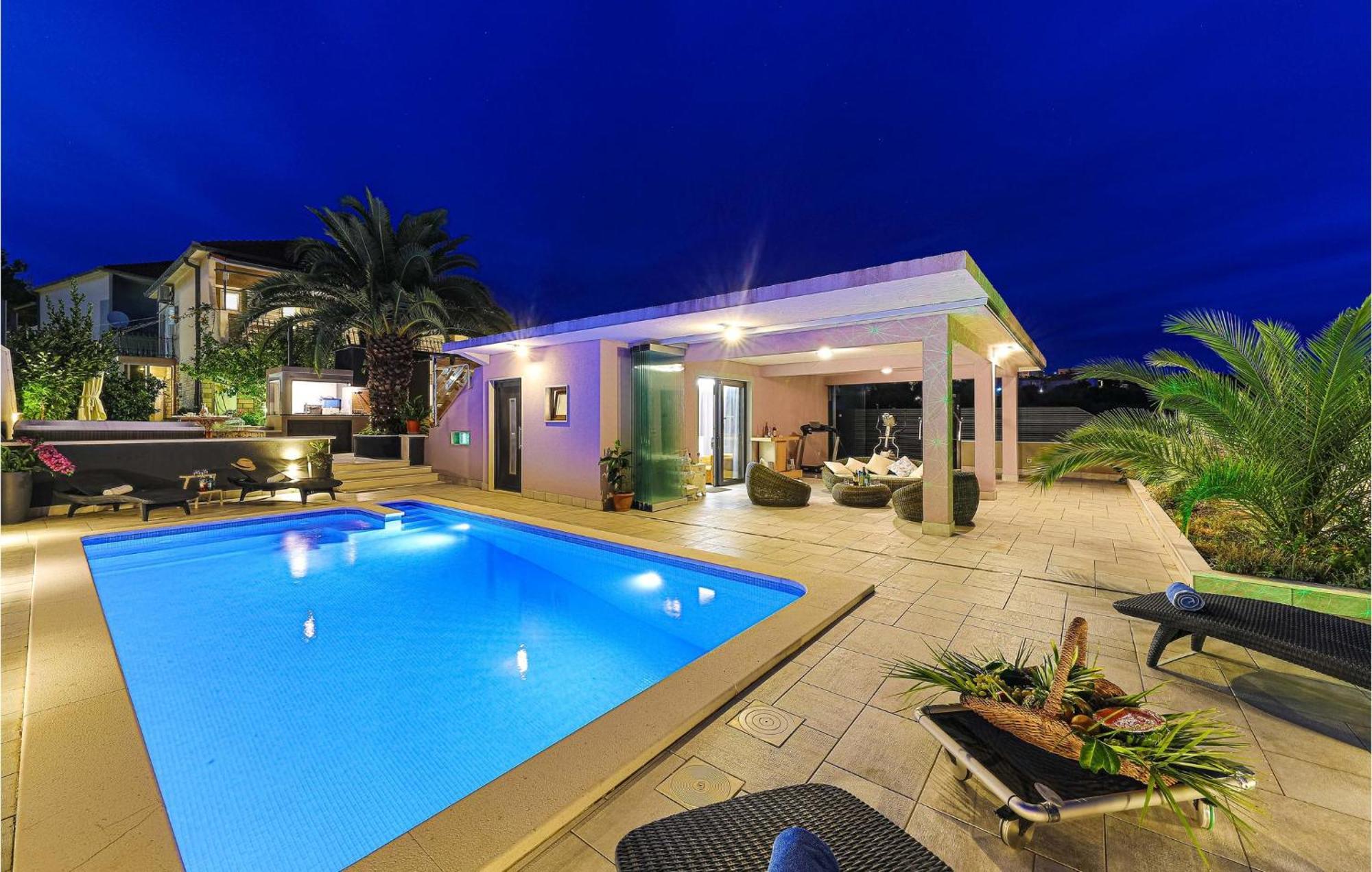 5 Bedroom Cozy Home In Okrug Donji Donji Okrug  Luaran gambar