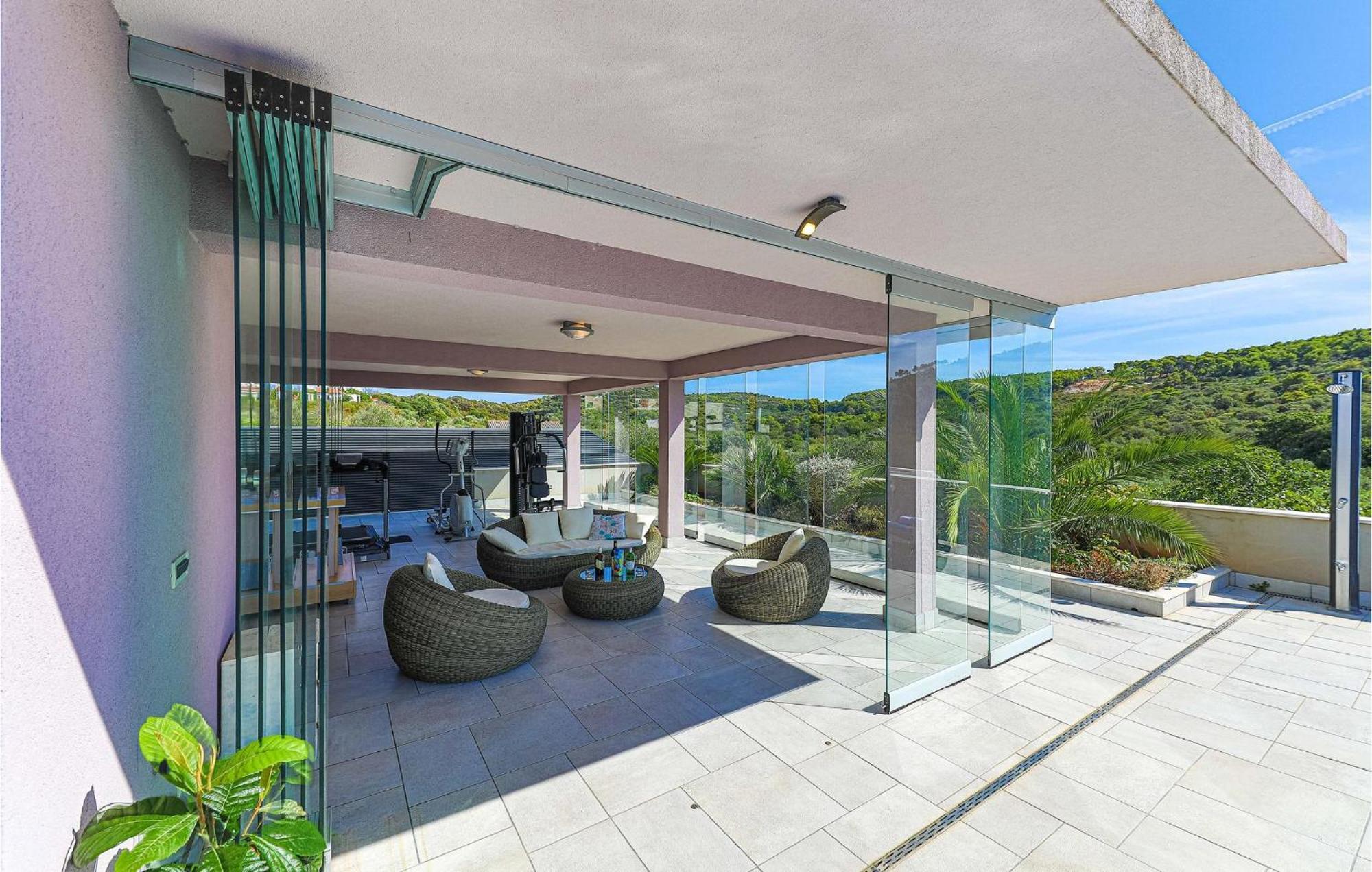 5 Bedroom Cozy Home In Okrug Donji Donji Okrug  Luaran gambar