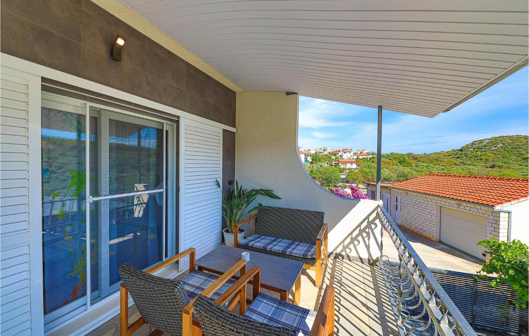 5 Bedroom Cozy Home In Okrug Donji Donji Okrug  Luaran gambar