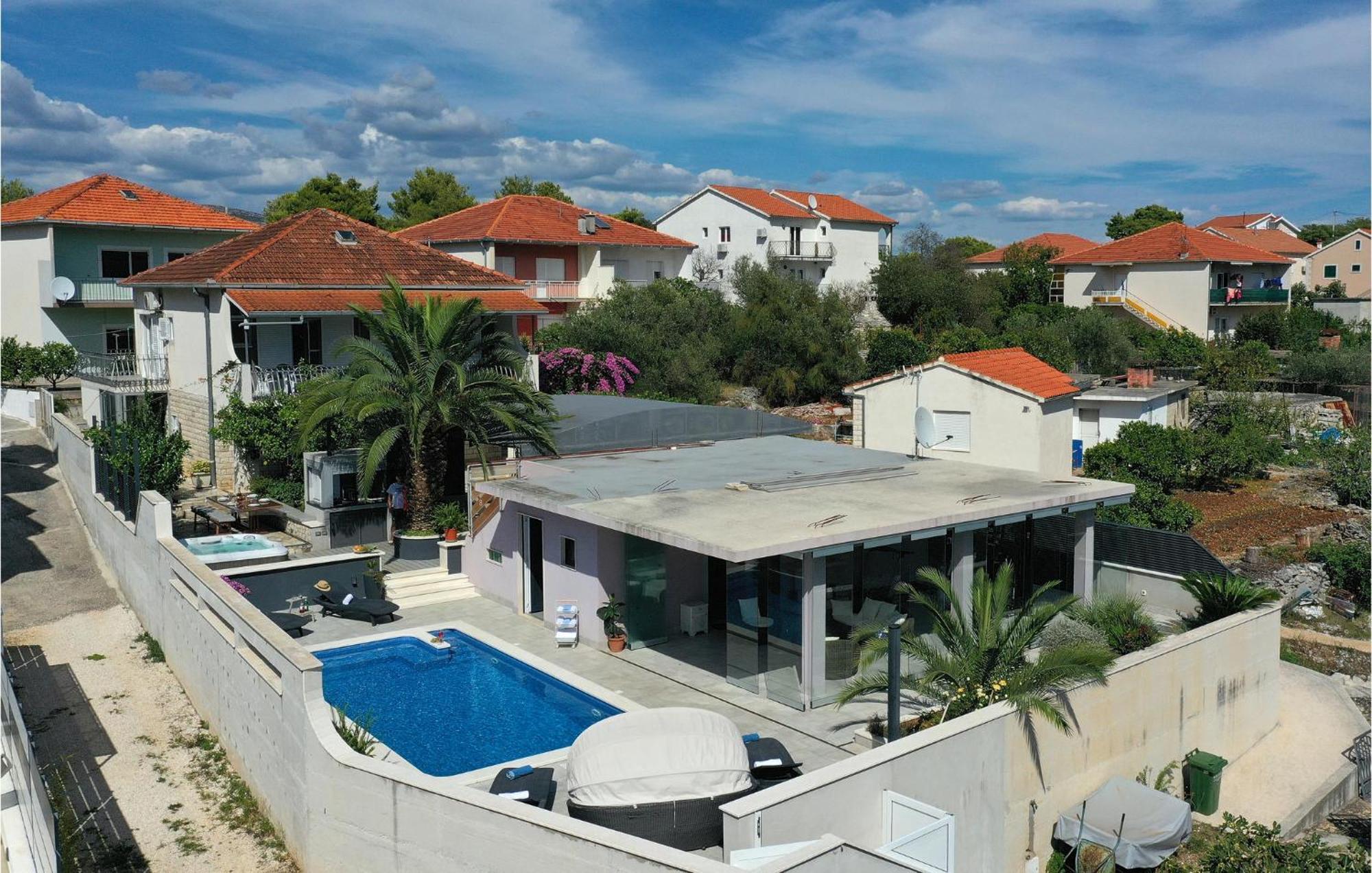 5 Bedroom Cozy Home In Okrug Donji Donji Okrug  Luaran gambar