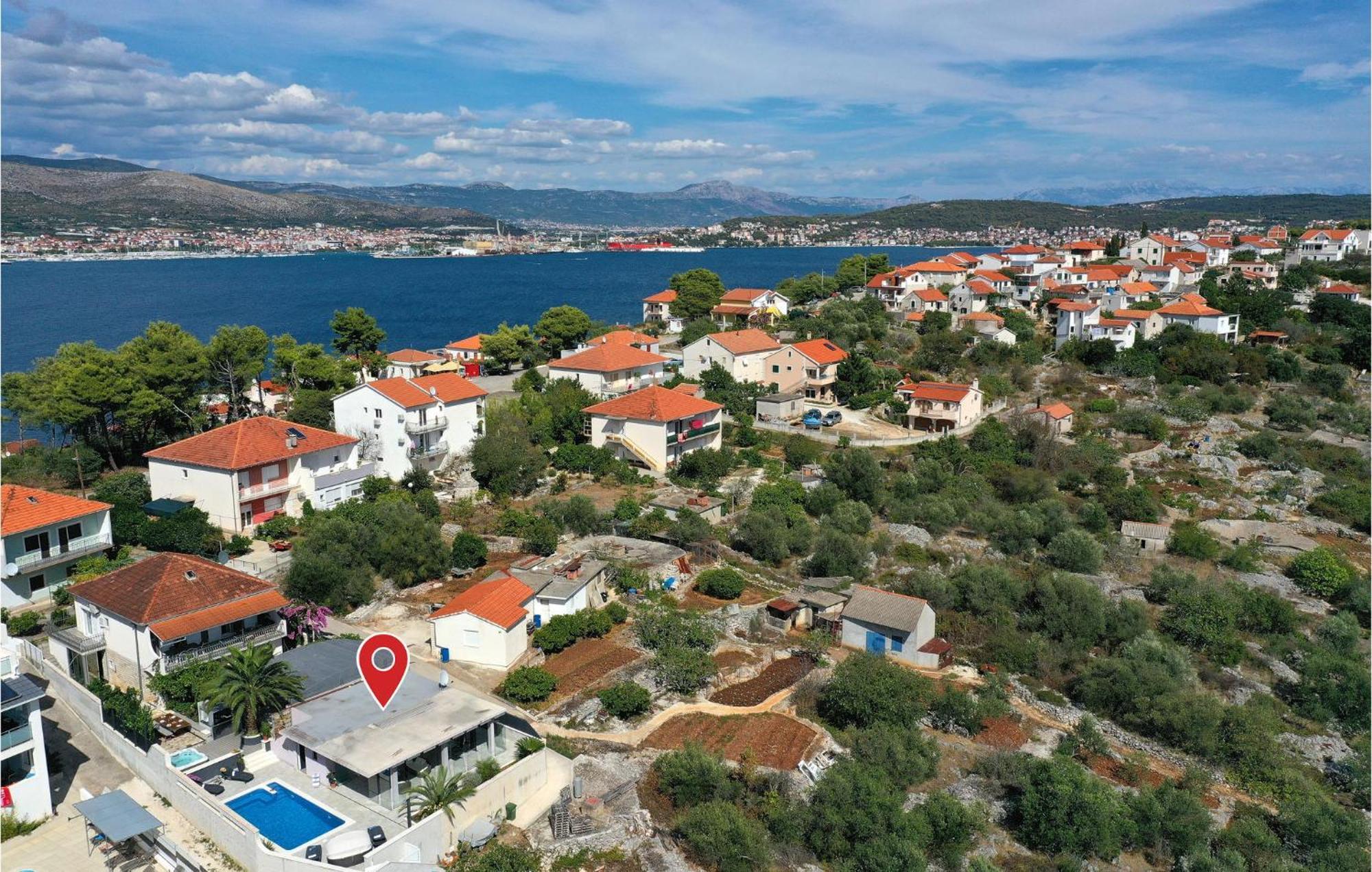 5 Bedroom Cozy Home In Okrug Donji Donji Okrug  Luaran gambar