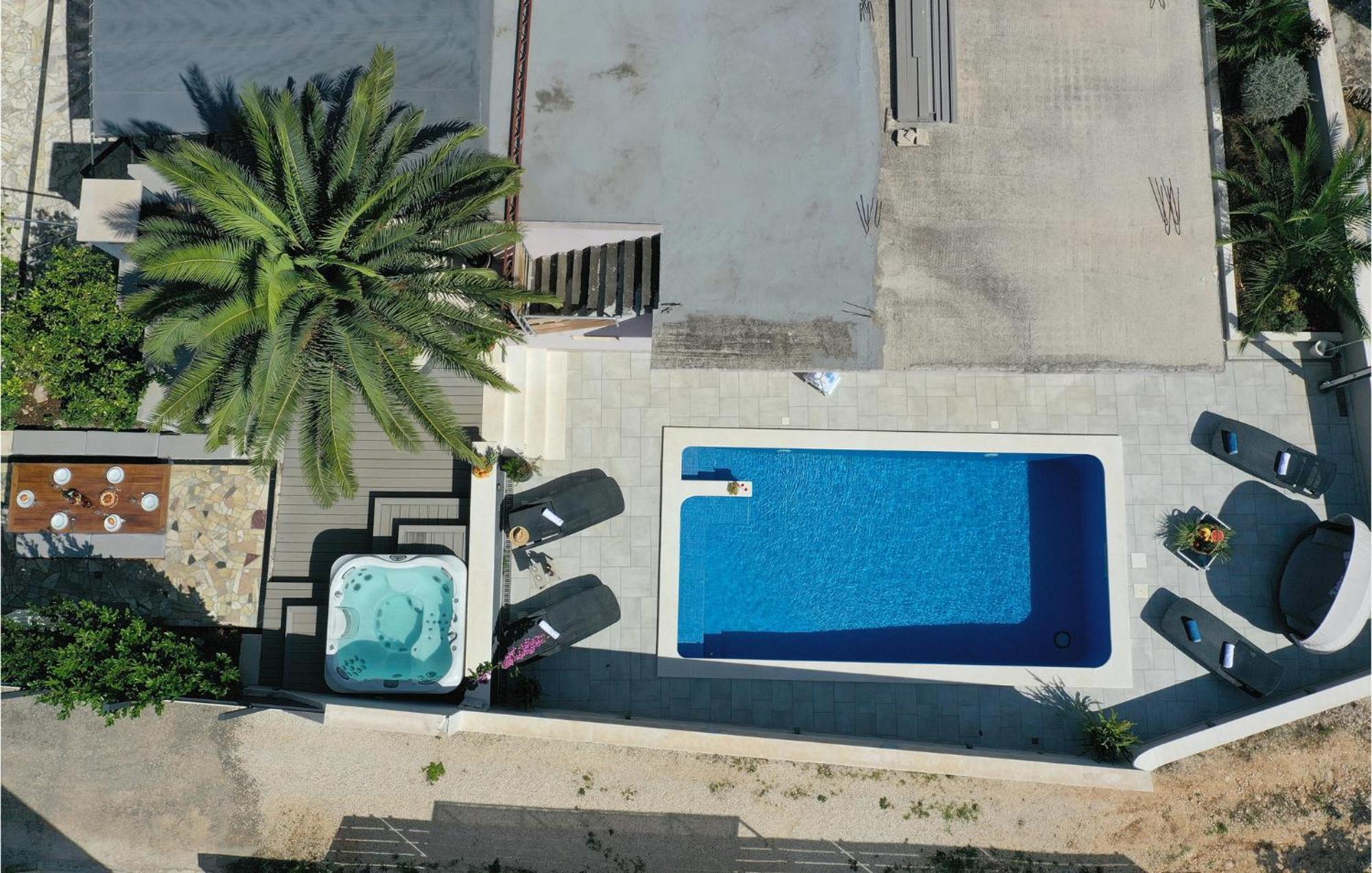 5 Bedroom Cozy Home In Okrug Donji Donji Okrug  Luaran gambar